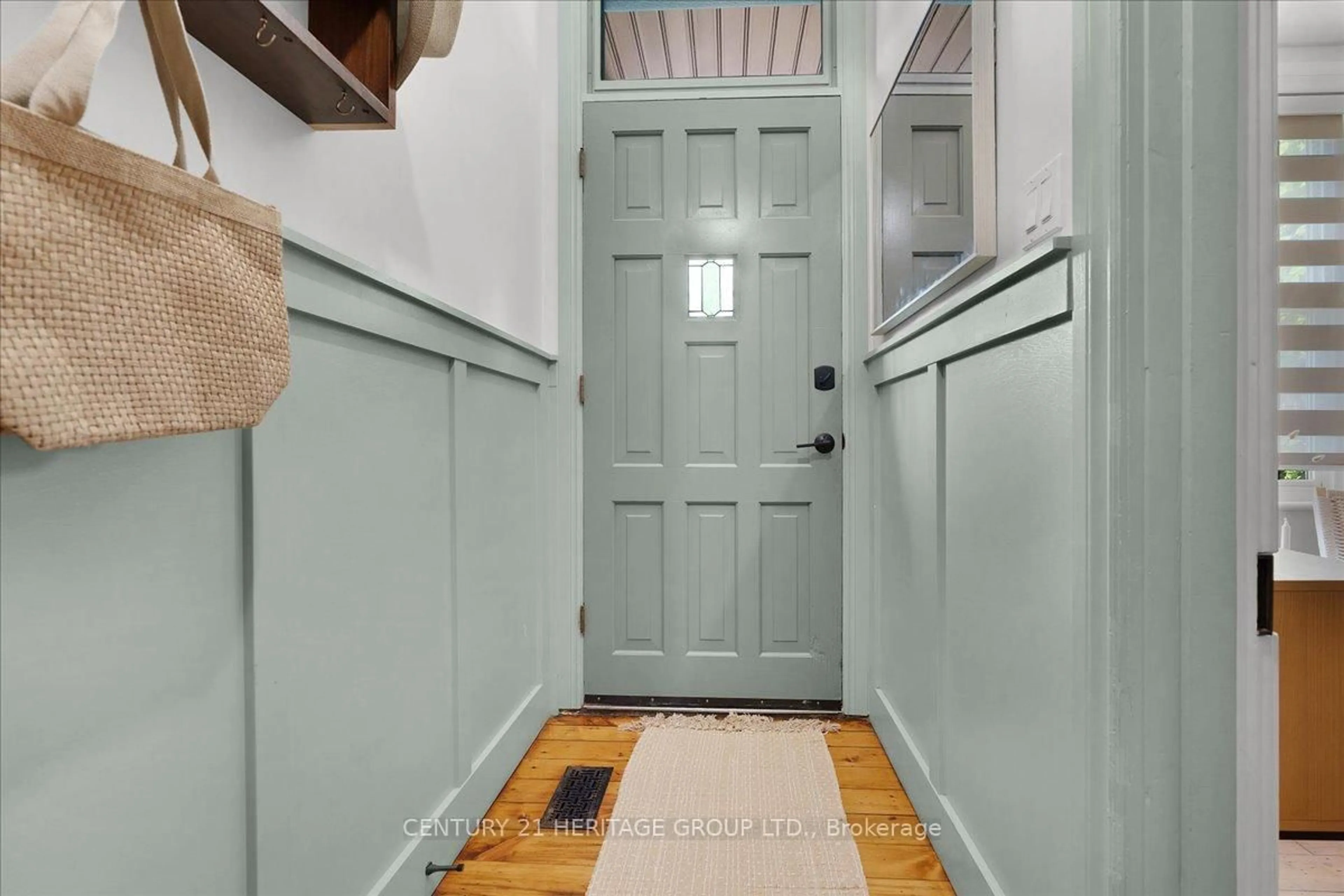 Indoor entryway for 40 Emerald St, Hamilton Ontario L8L 5K3