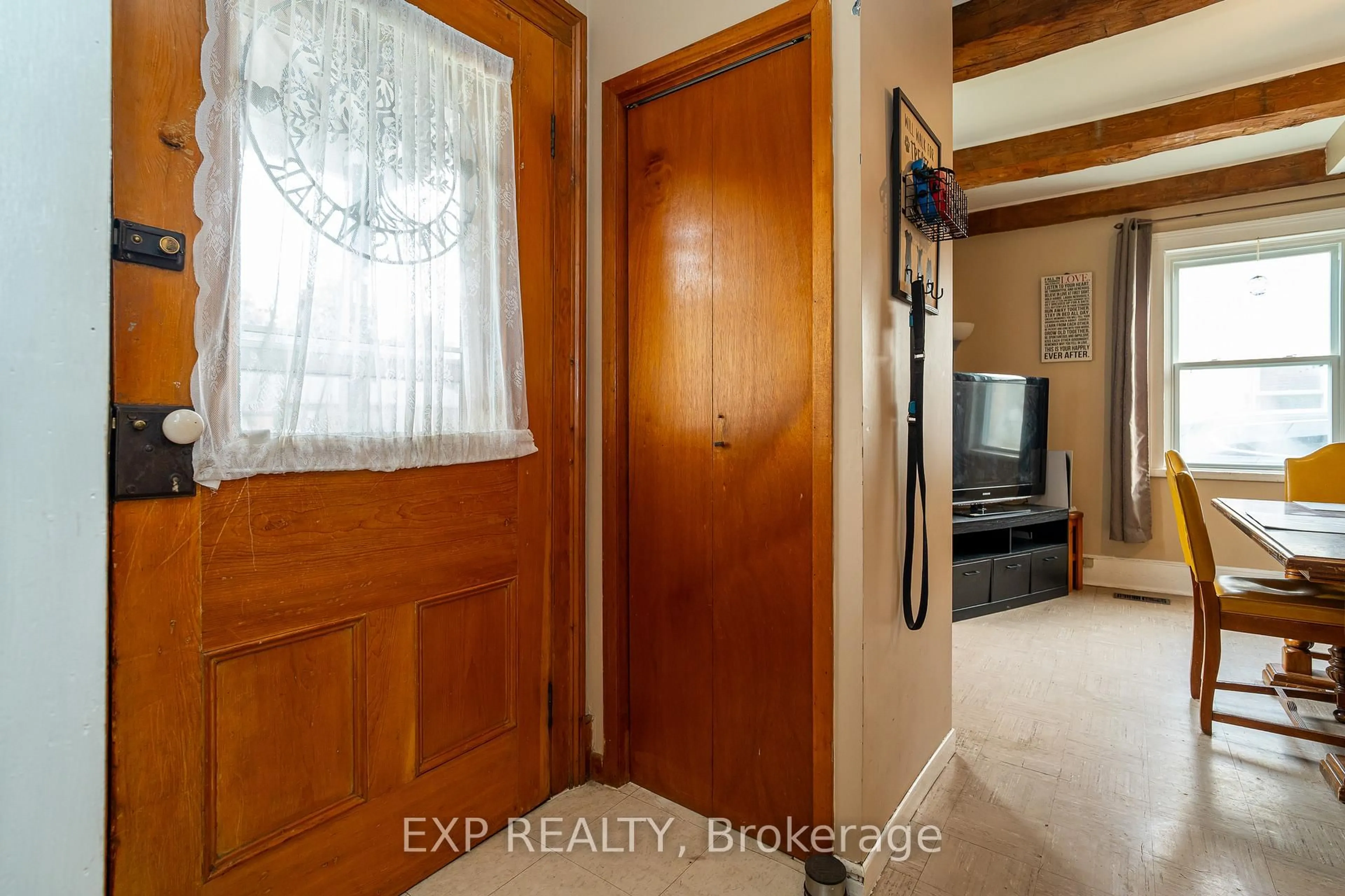 Indoor entryway for 105 Rideau St, Merrickville-Wolford Ontario K0G 1N0