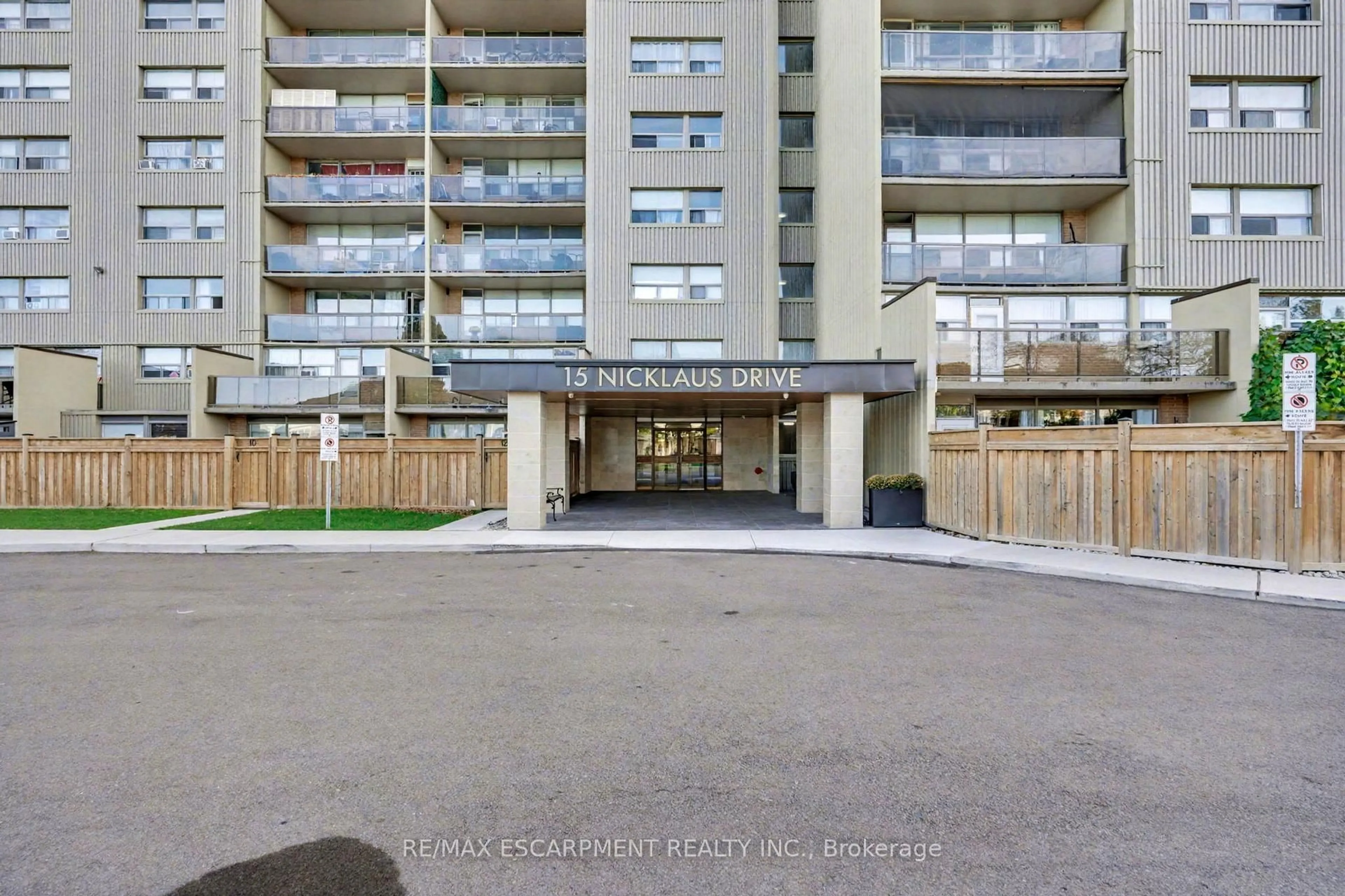 A pic from outside/outdoor area/front of a property/back of a property/a pic from drone, unknown for 15 Nicklaus Dr #1001, Hamilton Ontario L8K 5J5