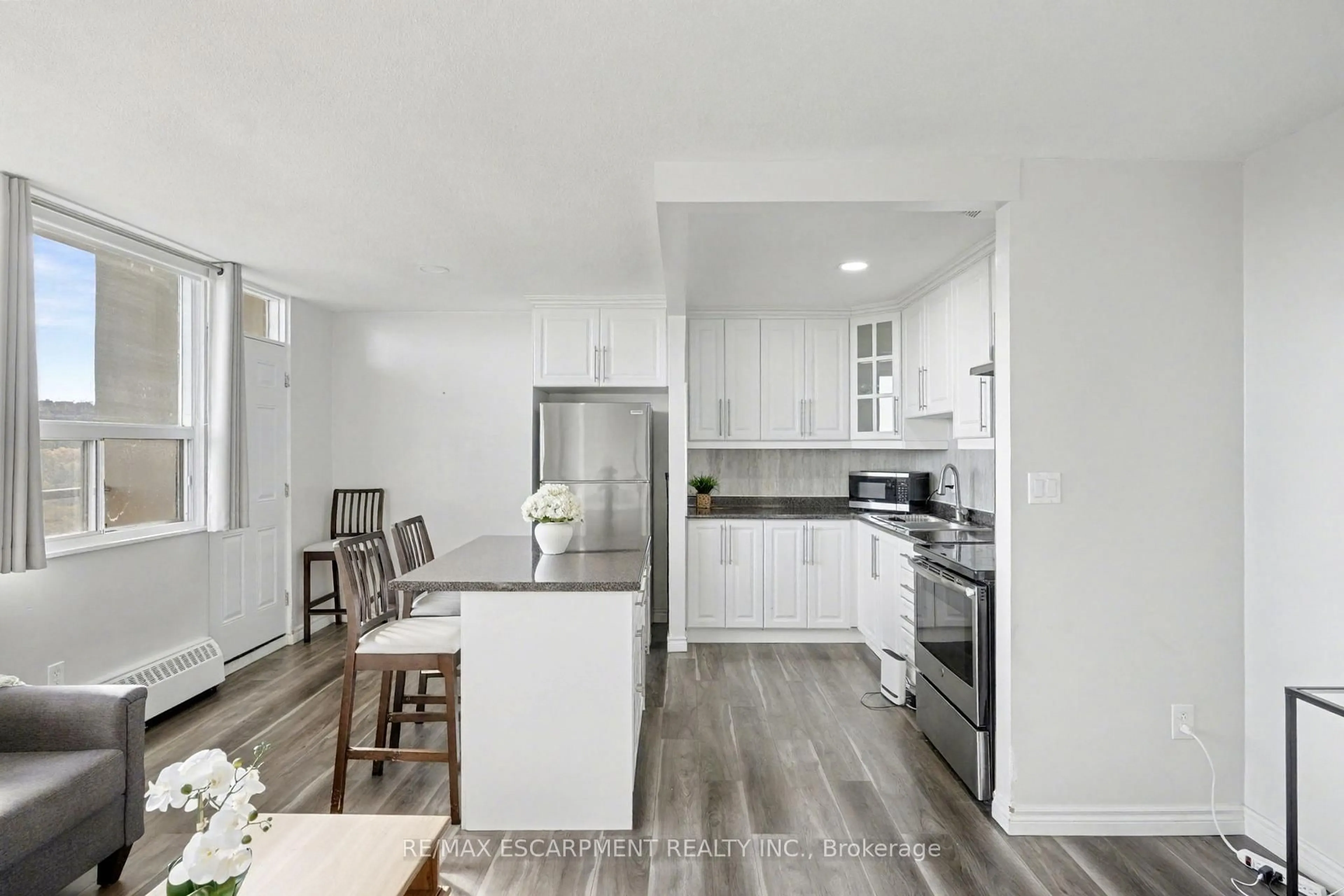 Open concept kitchen, unknown for 15 Nicklaus Dr #1001, Hamilton Ontario L8K 5J5