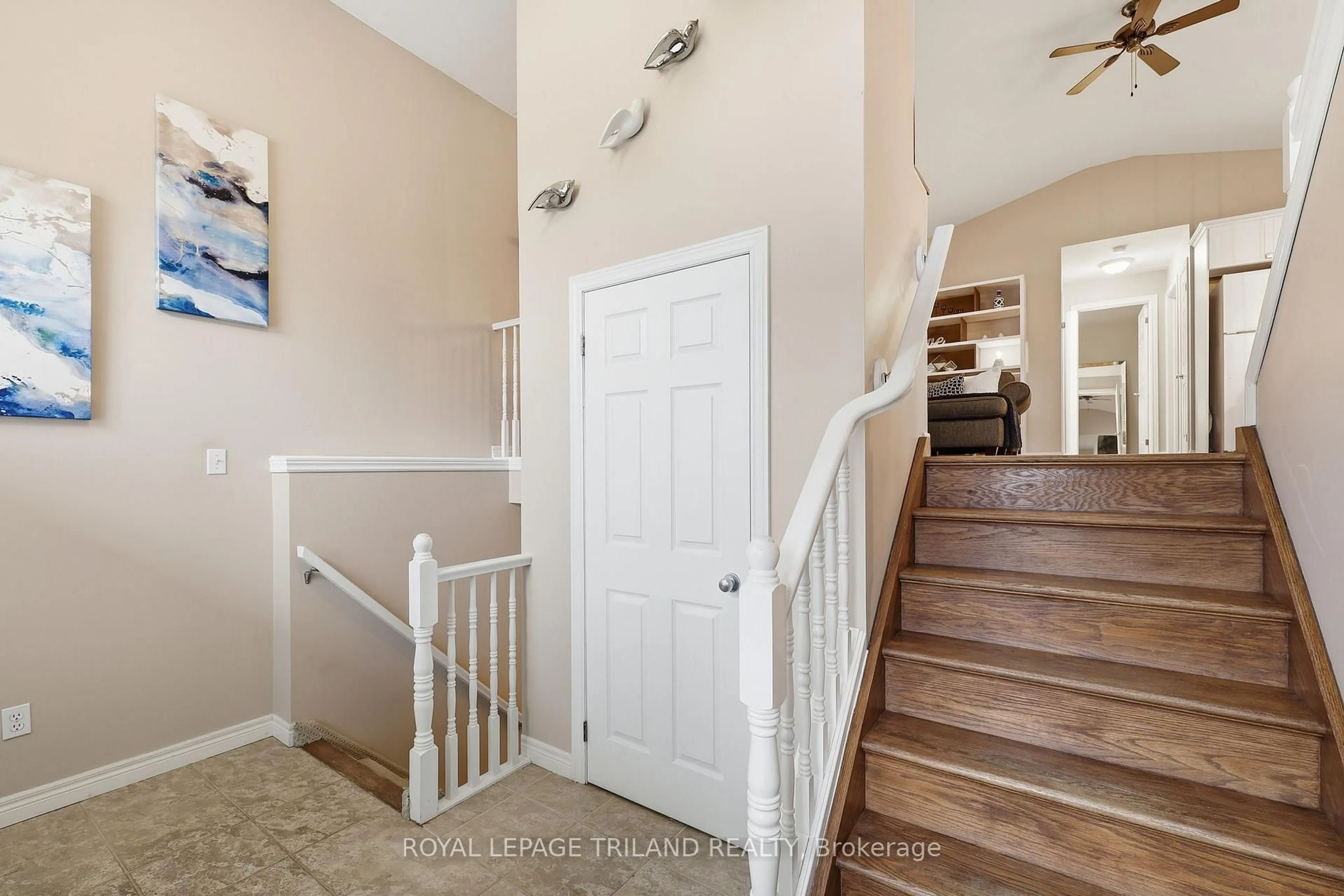 Indoor entryway for 1041 BLYTHWOOD Rd, London North Ontario N6H 5W2