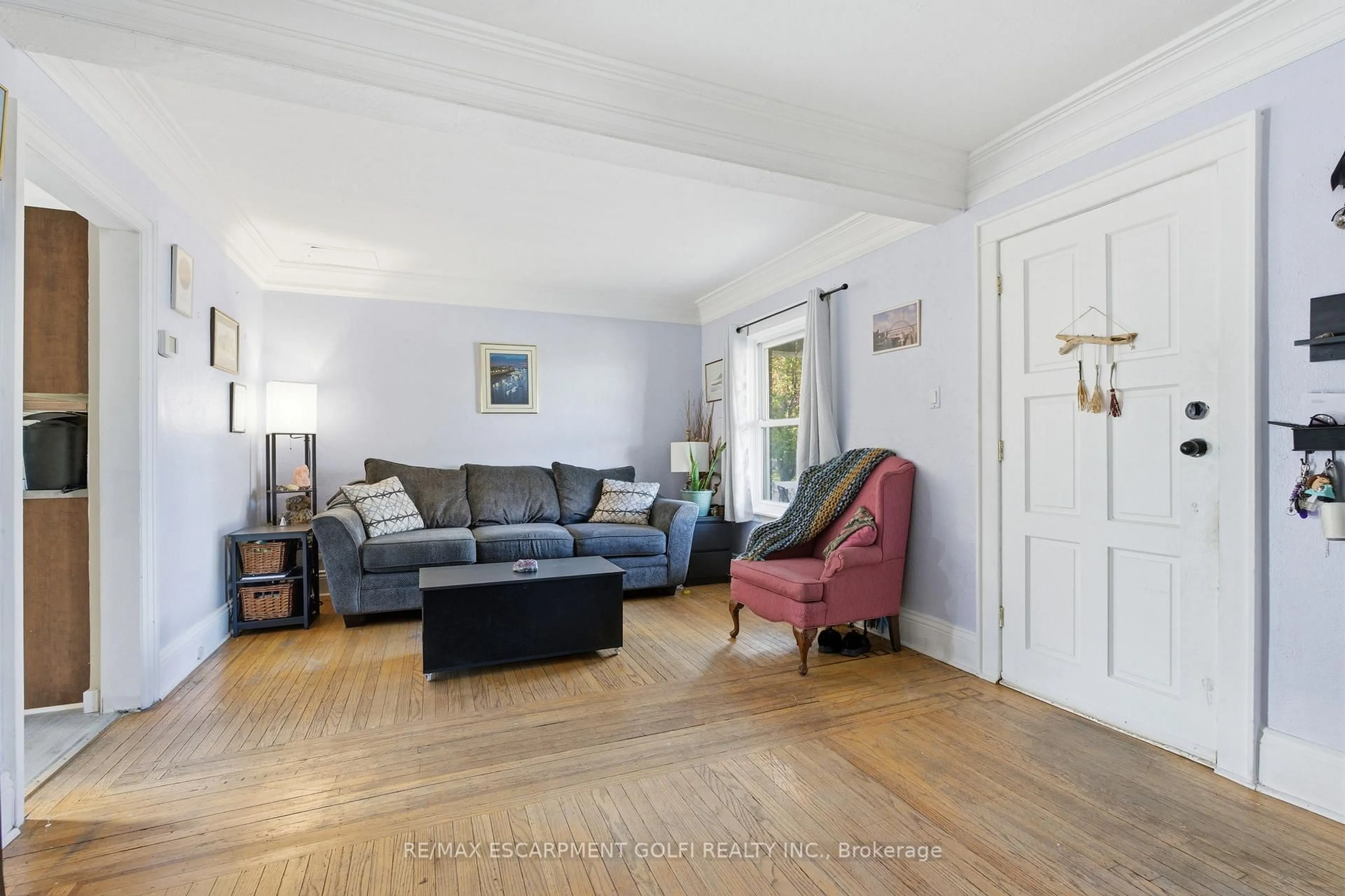 Living room with furniture, unknown for 30 Cope St, Hamilton Ontario L8H 5A9