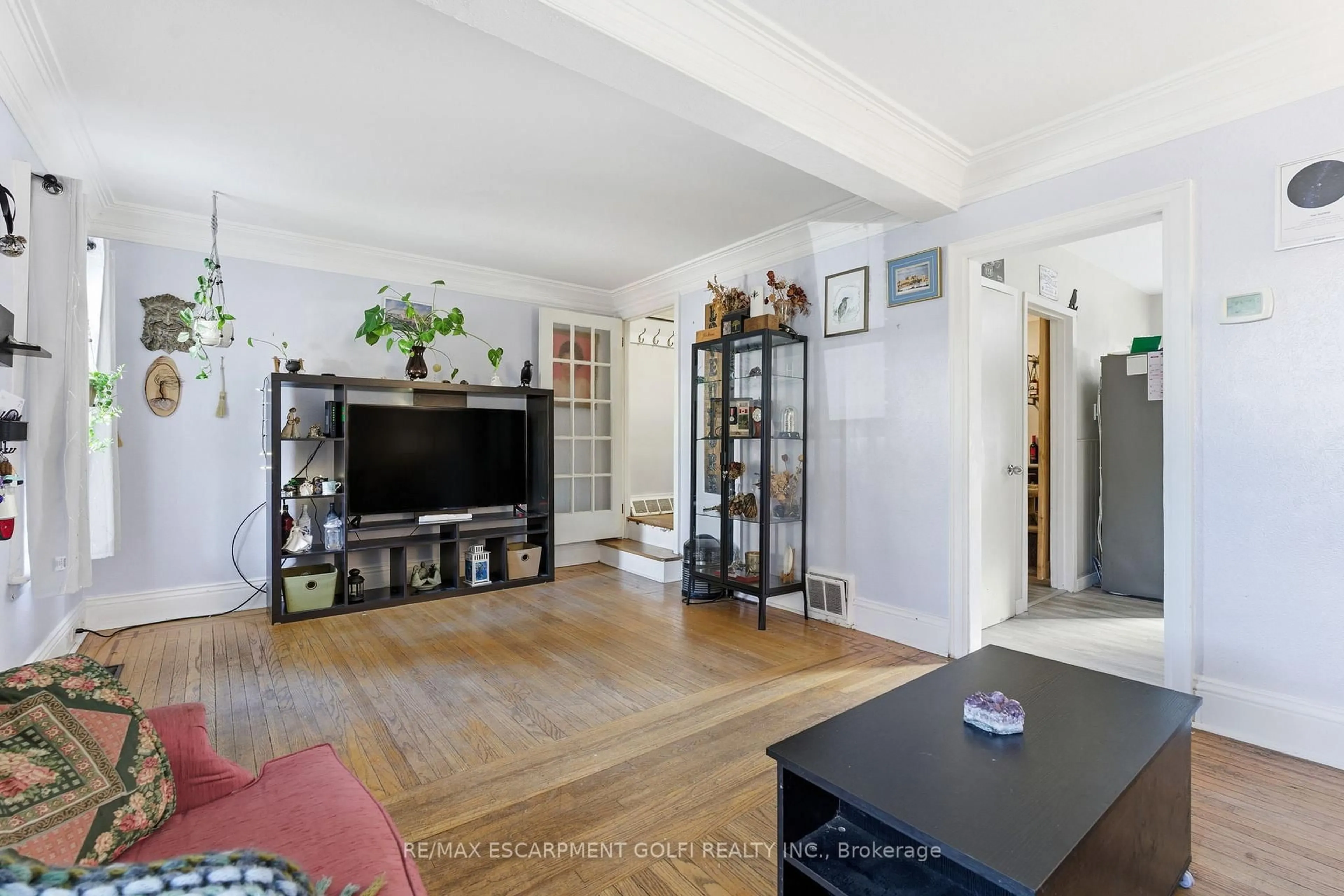 Living room with furniture, unknown for 30 Cope St, Hamilton Ontario L8H 5A9