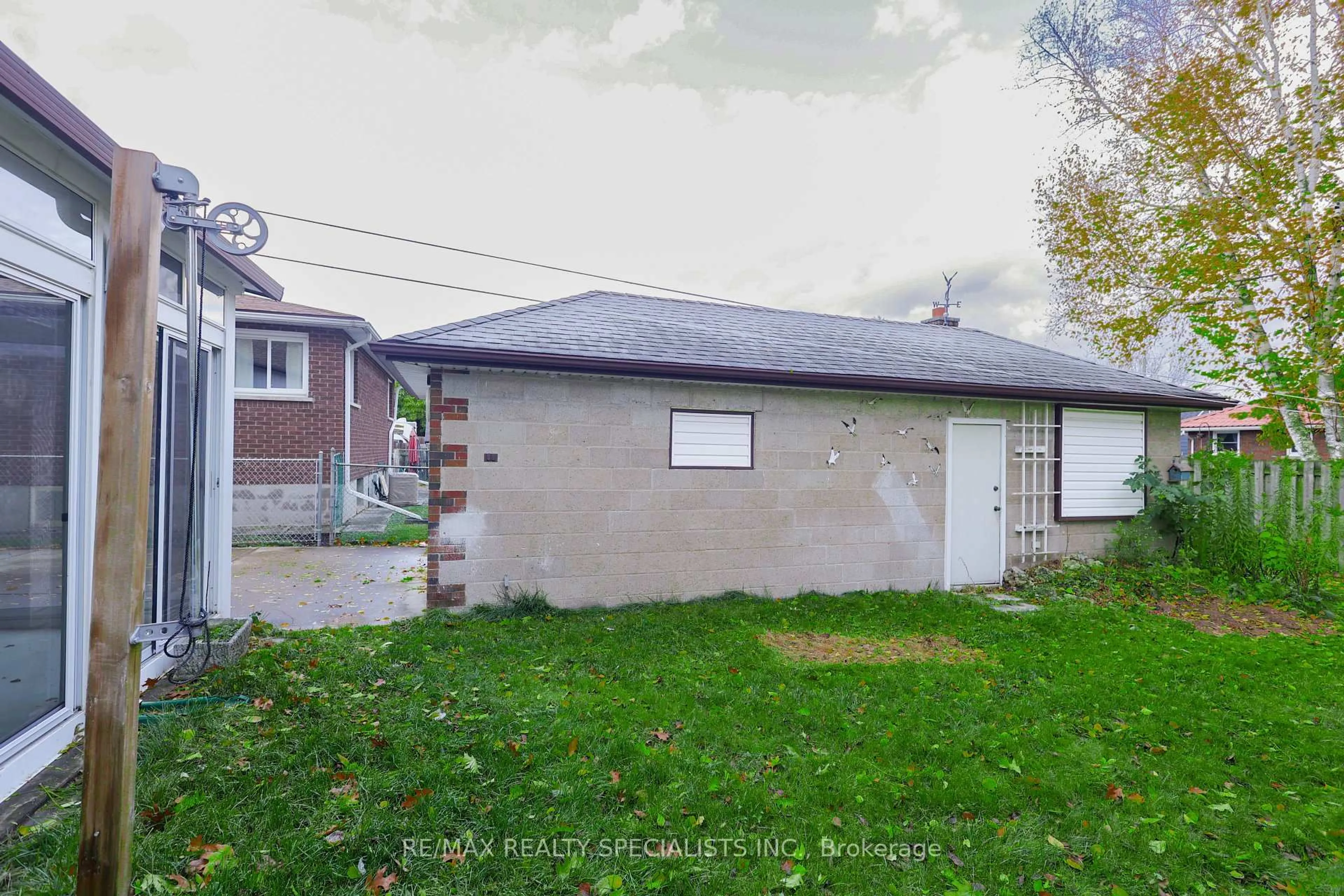 A pic from outside/outdoor area/front of a property/back of a property/a pic from drone, street for 6360 Ash St, Niagara Falls Ontario L2G 2H5