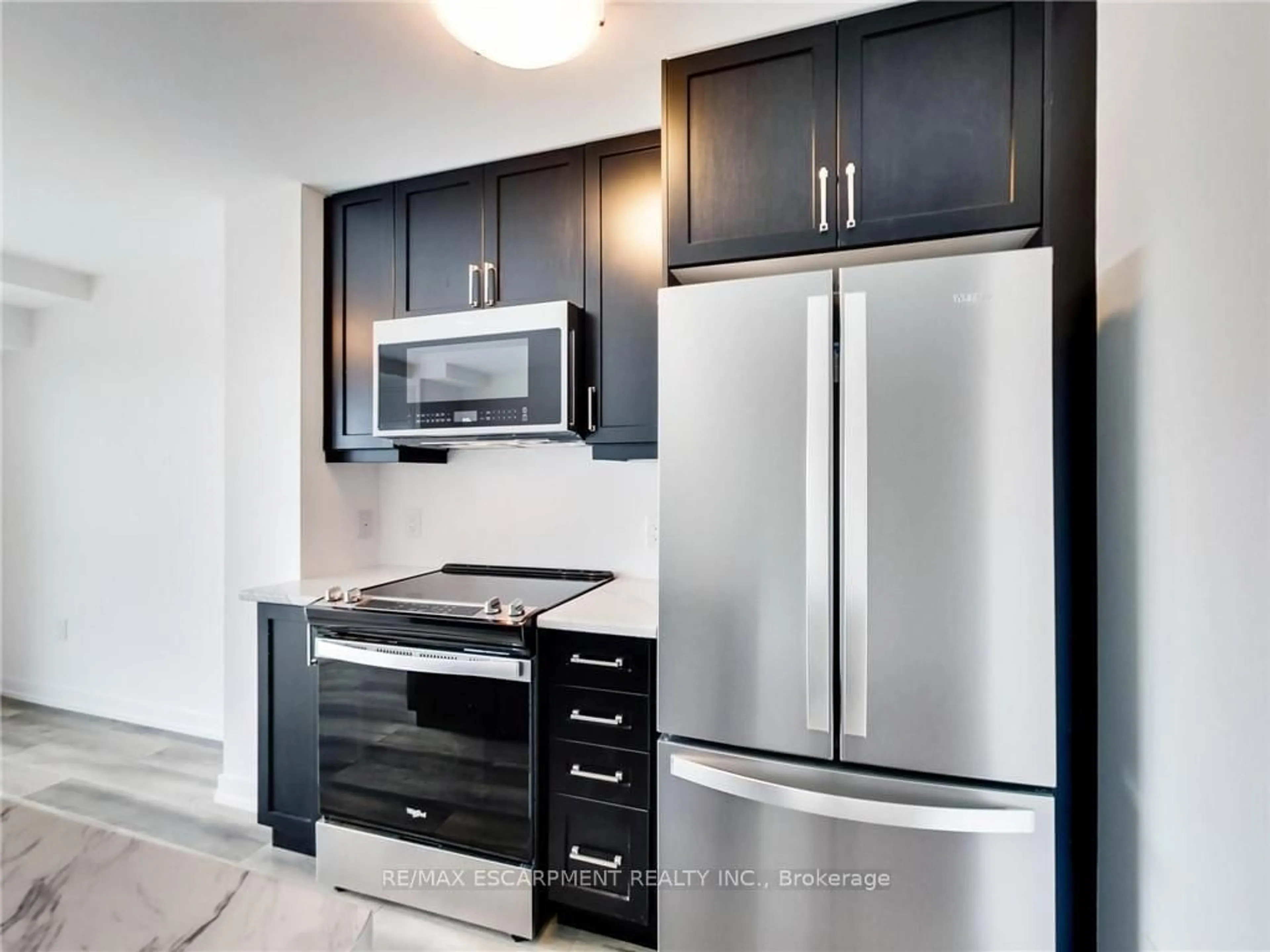 Standard kitchen, ceramic/tile floor for 470 Dundas St #811, Hamilton Ontario L8B 2A6