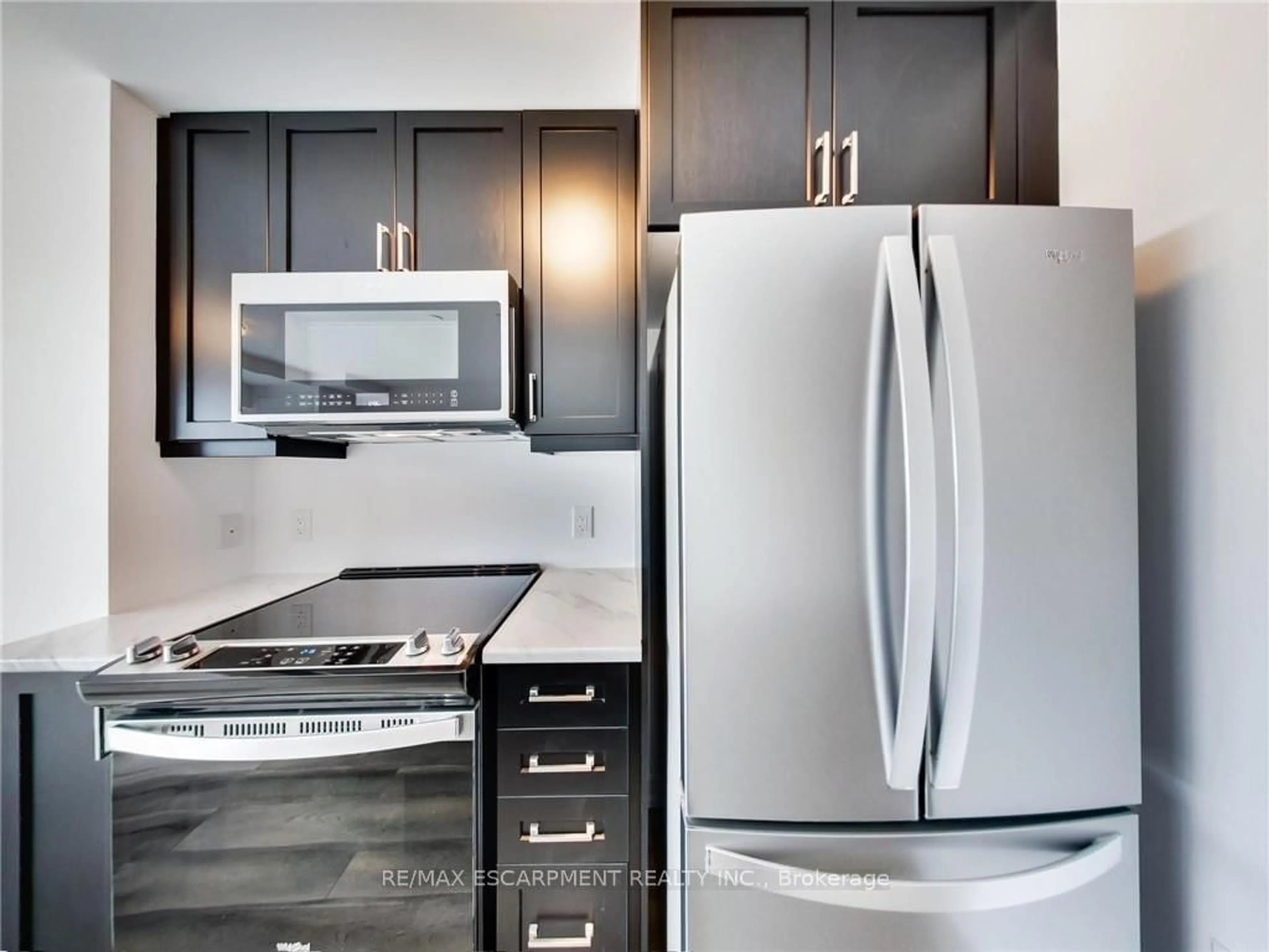 Standard kitchen, unknown for 470 Dundas St #811, Hamilton Ontario L8B 2A6