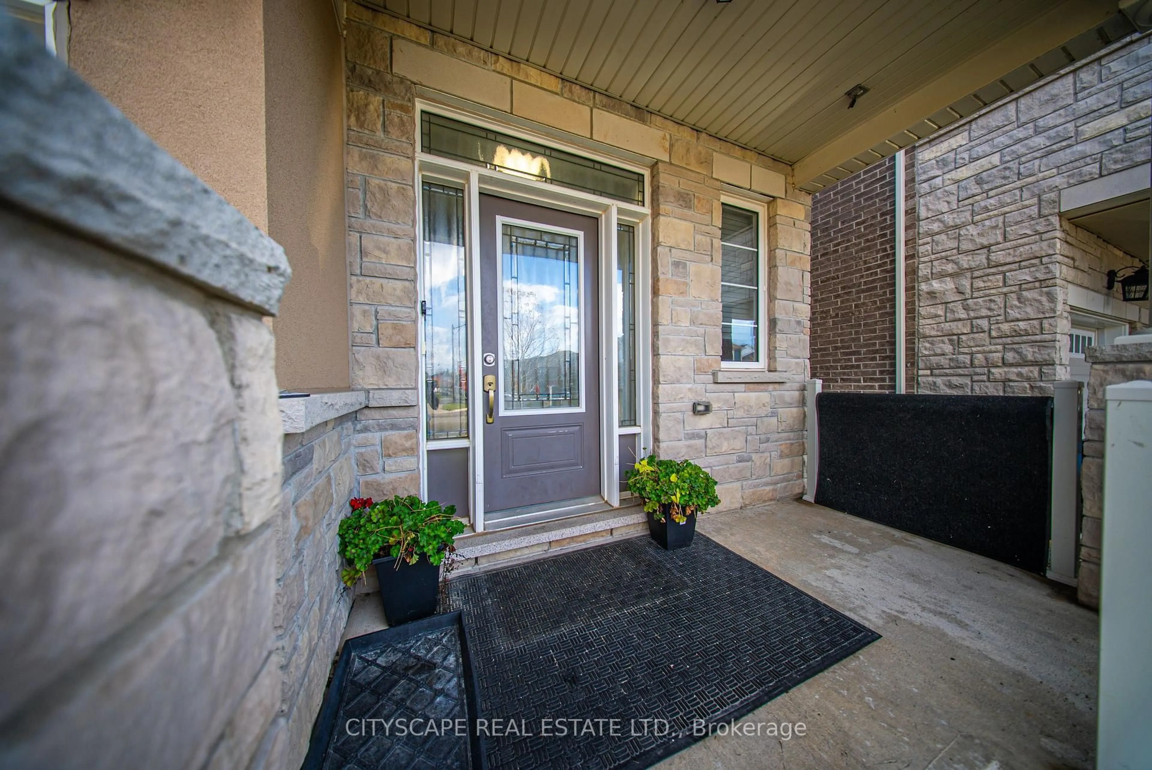 Indoor entryway for 28 Celano Dr, Hamilton Ontario L8B 1V3
