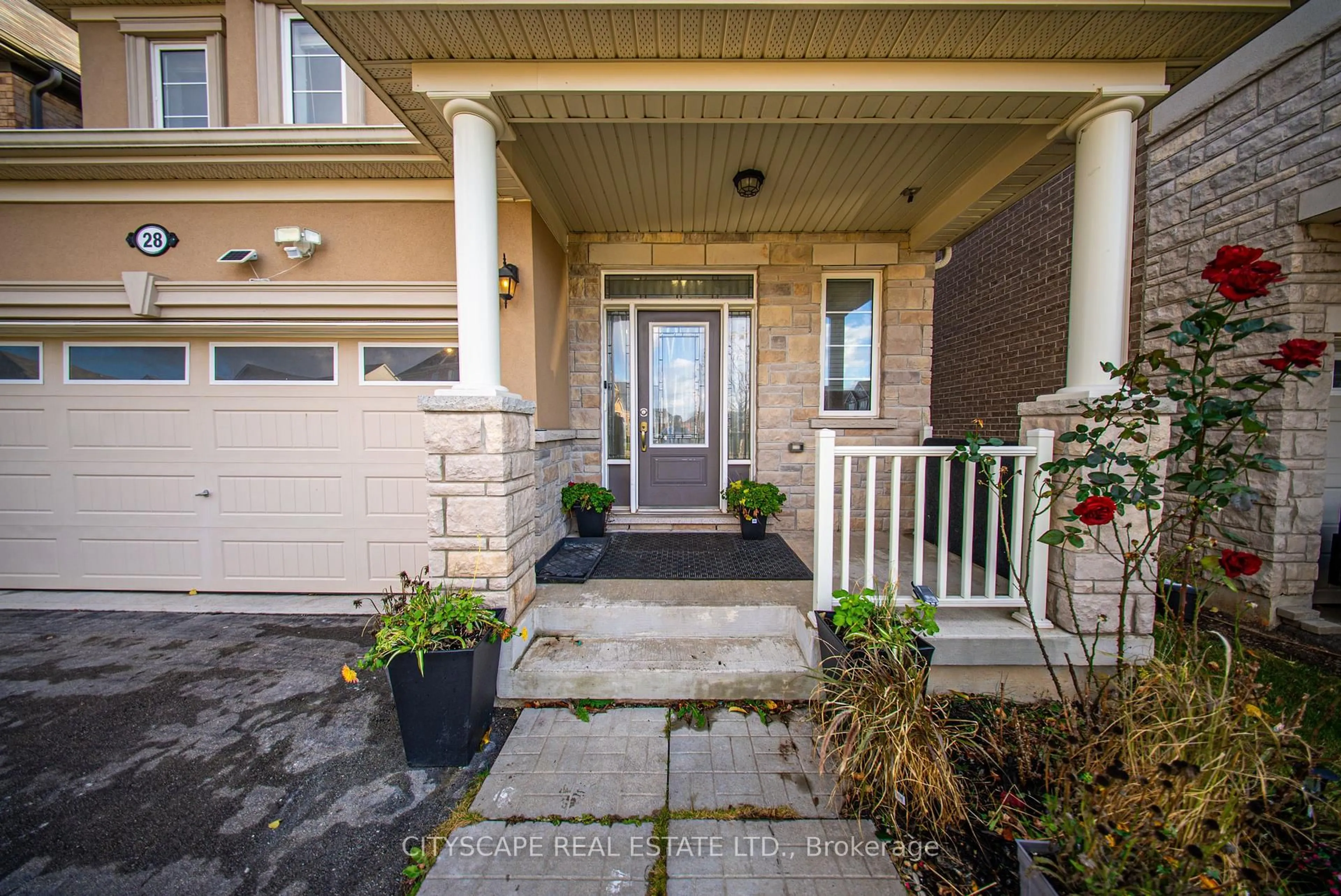 Indoor entryway for 28 Celano Dr, Hamilton Ontario L8B 1V3