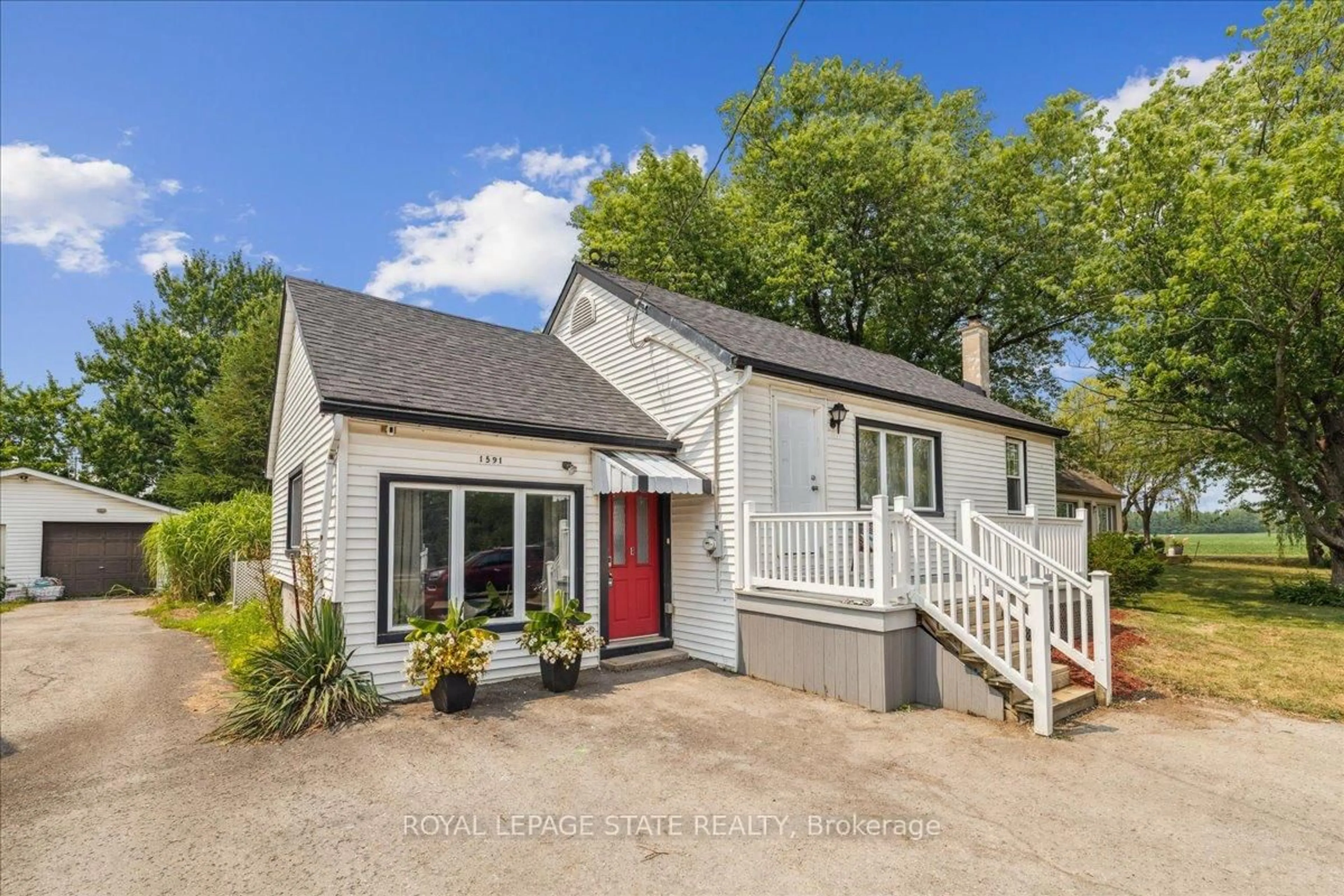 A pic from outside/outdoor area/front of a property/back of a property/a pic from drone, street for 1591 Merrittville Highway, Thorold Ontario L3B 5N5