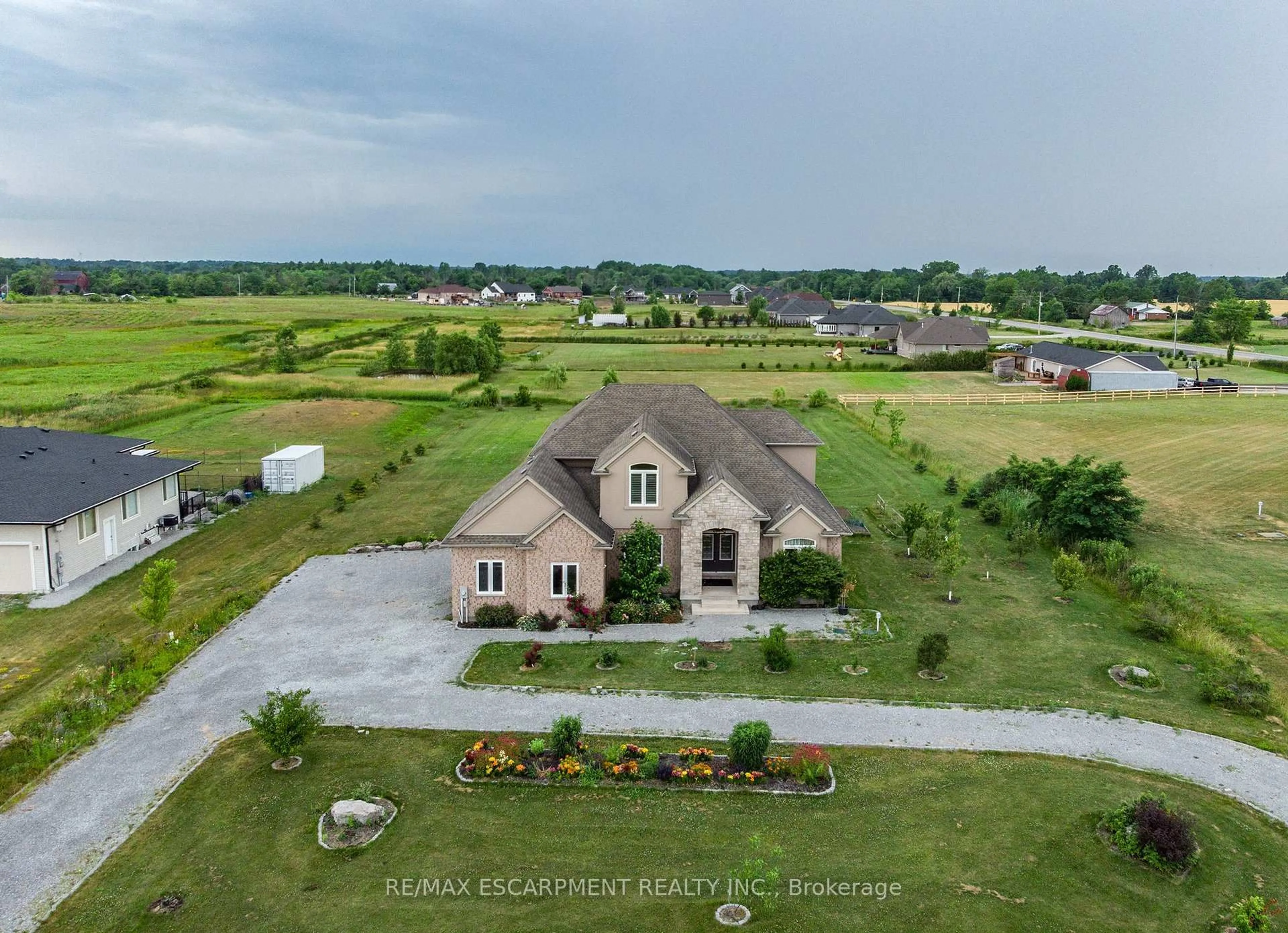 A pic from outside/outdoor area/front of a property/back of a property/a pic from drone, unknown for 270 Farr St, Pelham Ontario L0S 1C0