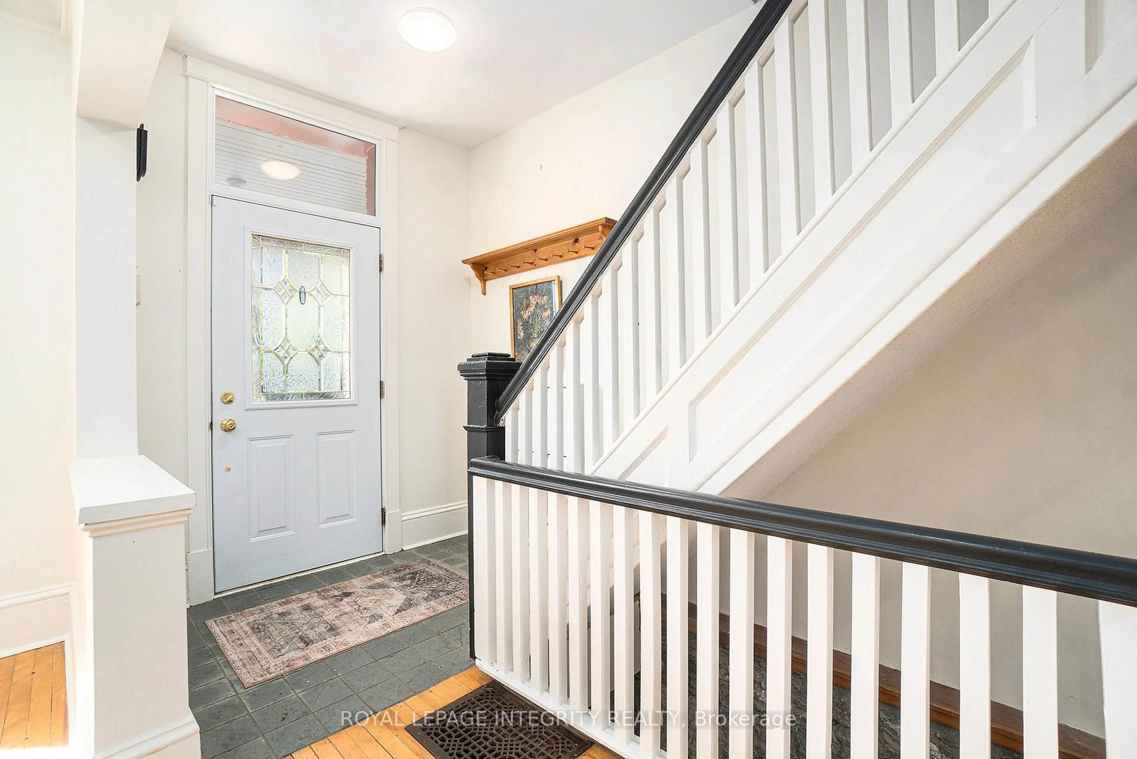 Indoor entryway for 115 Springhurst Ave, Ottawa Ontario K1S 0E3