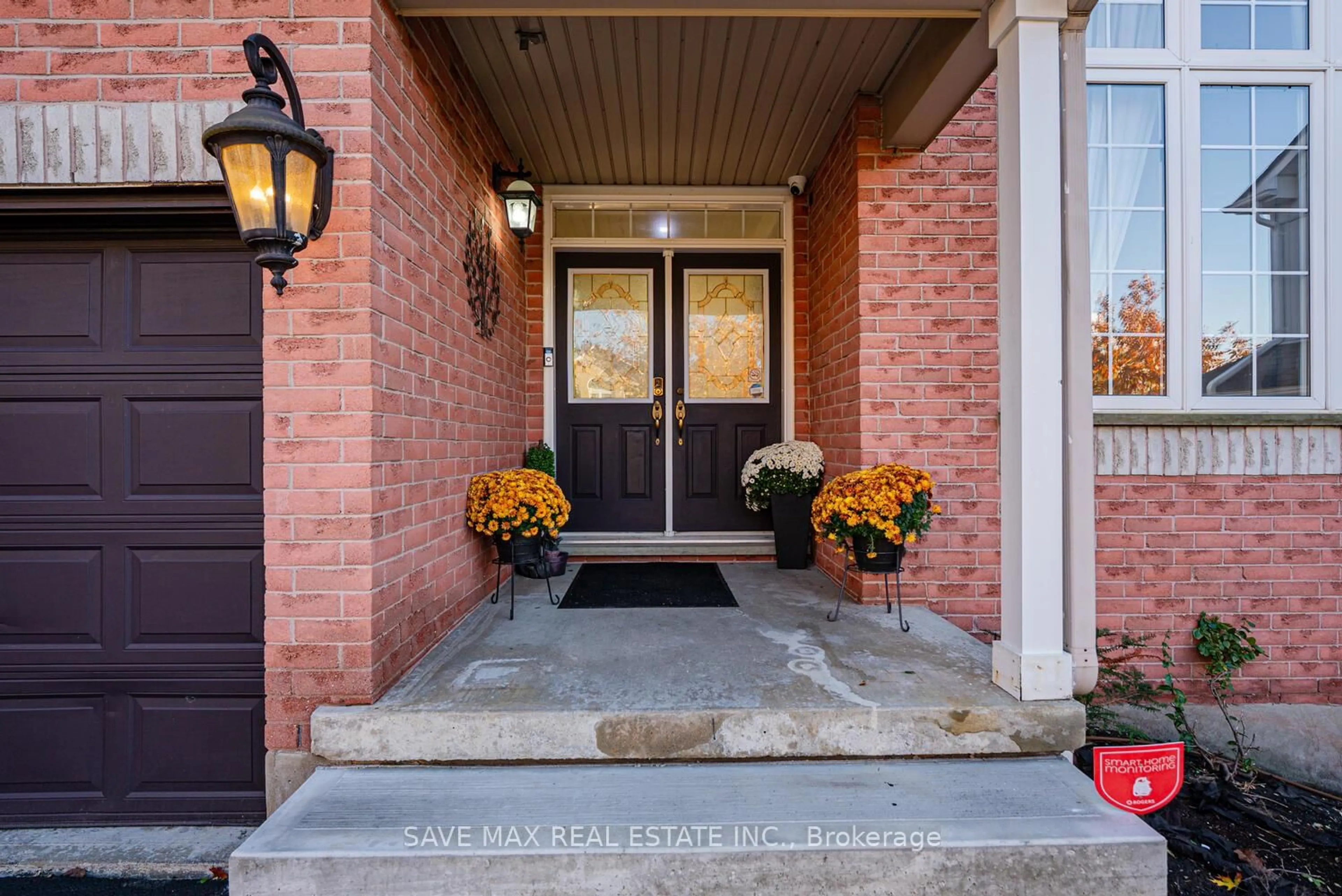 Indoor entryway for 35 Woodcrest Crt, Kitchener Ontario N2P 2K2