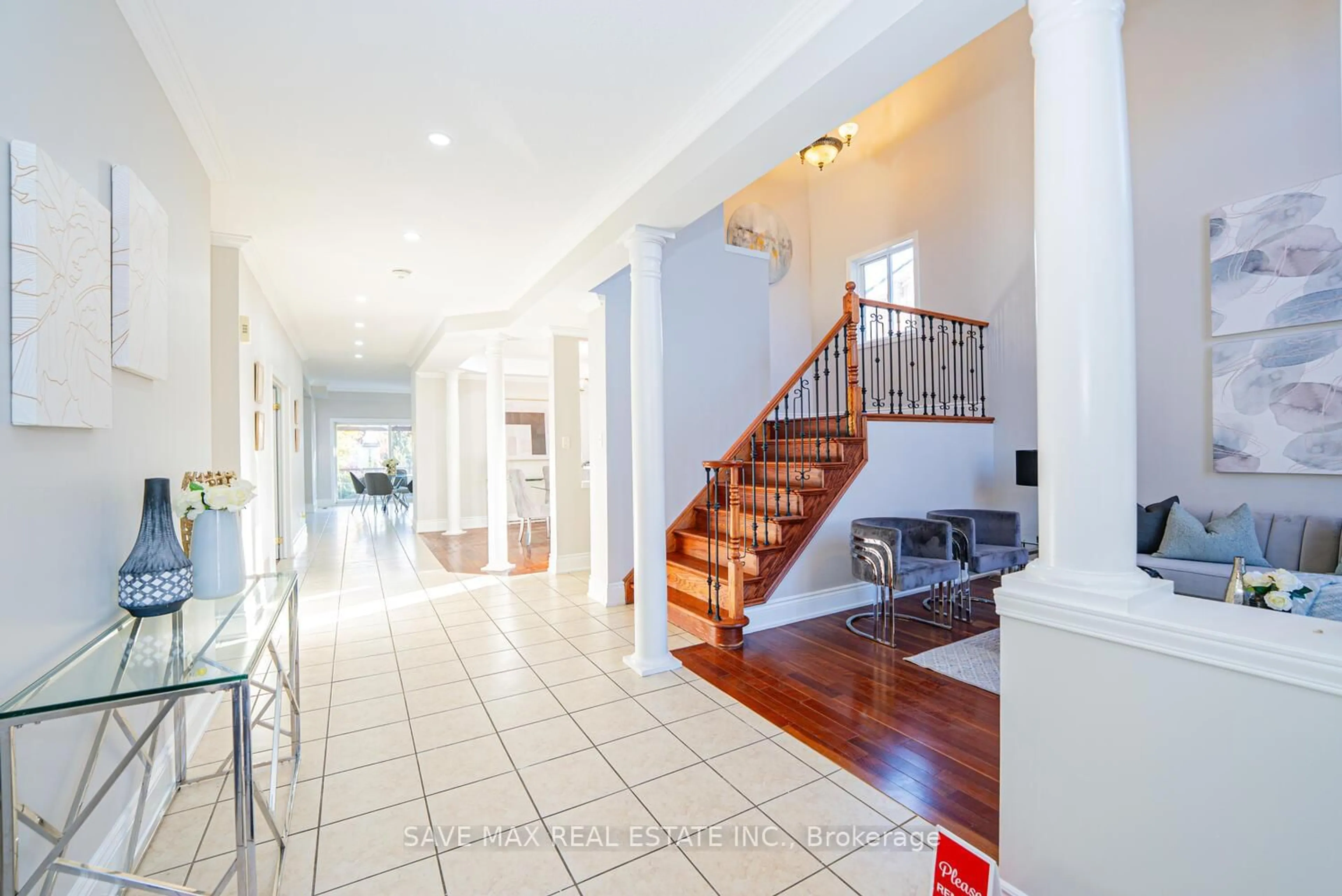 Indoor foyer for 35 Woodcrest Crt, Kitchener Ontario N2P 2K2