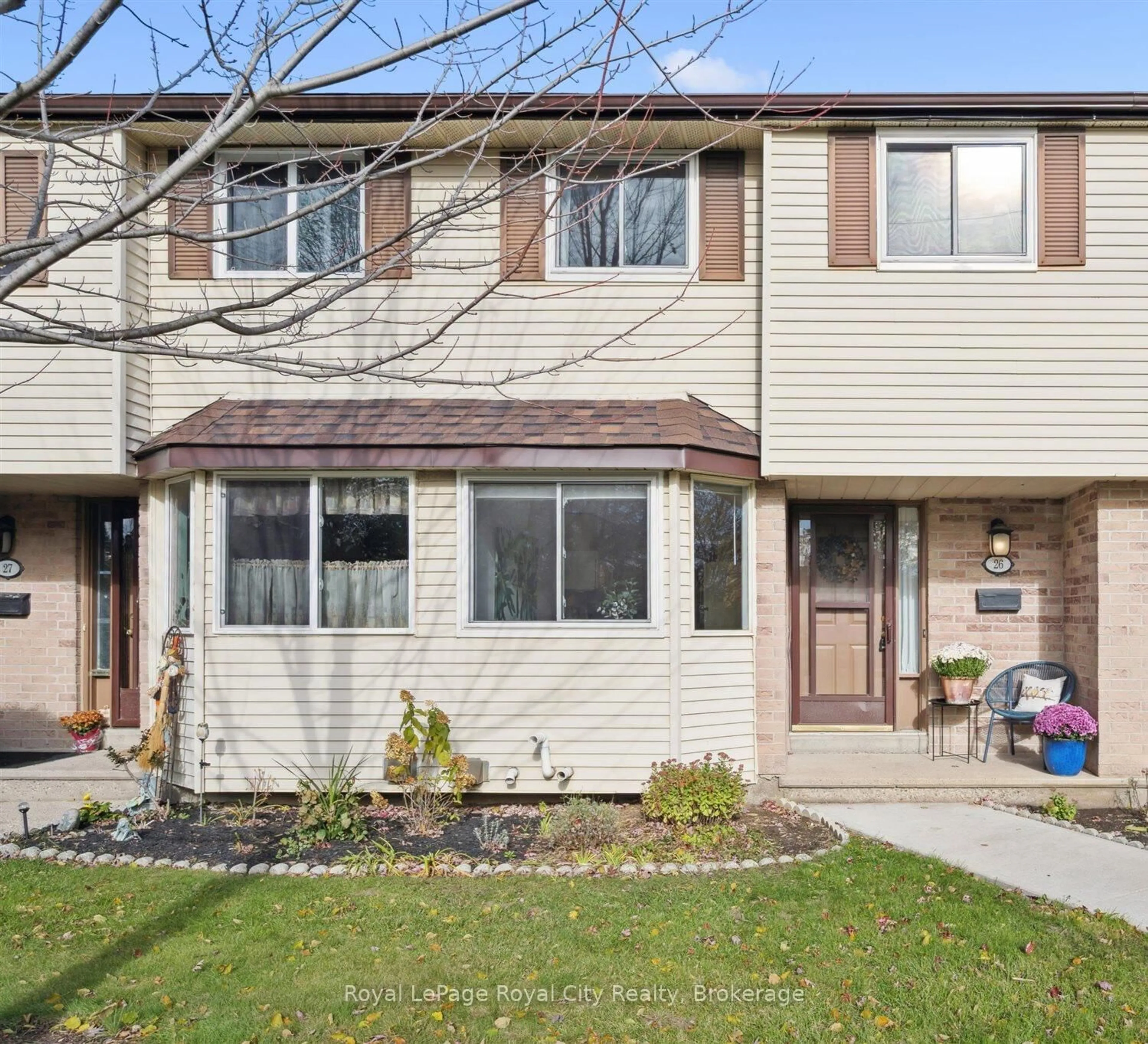 Home with vinyl exterior material, street for 40 Silvercreek Pkwy #26, Guelph Ontario N1H 7X5