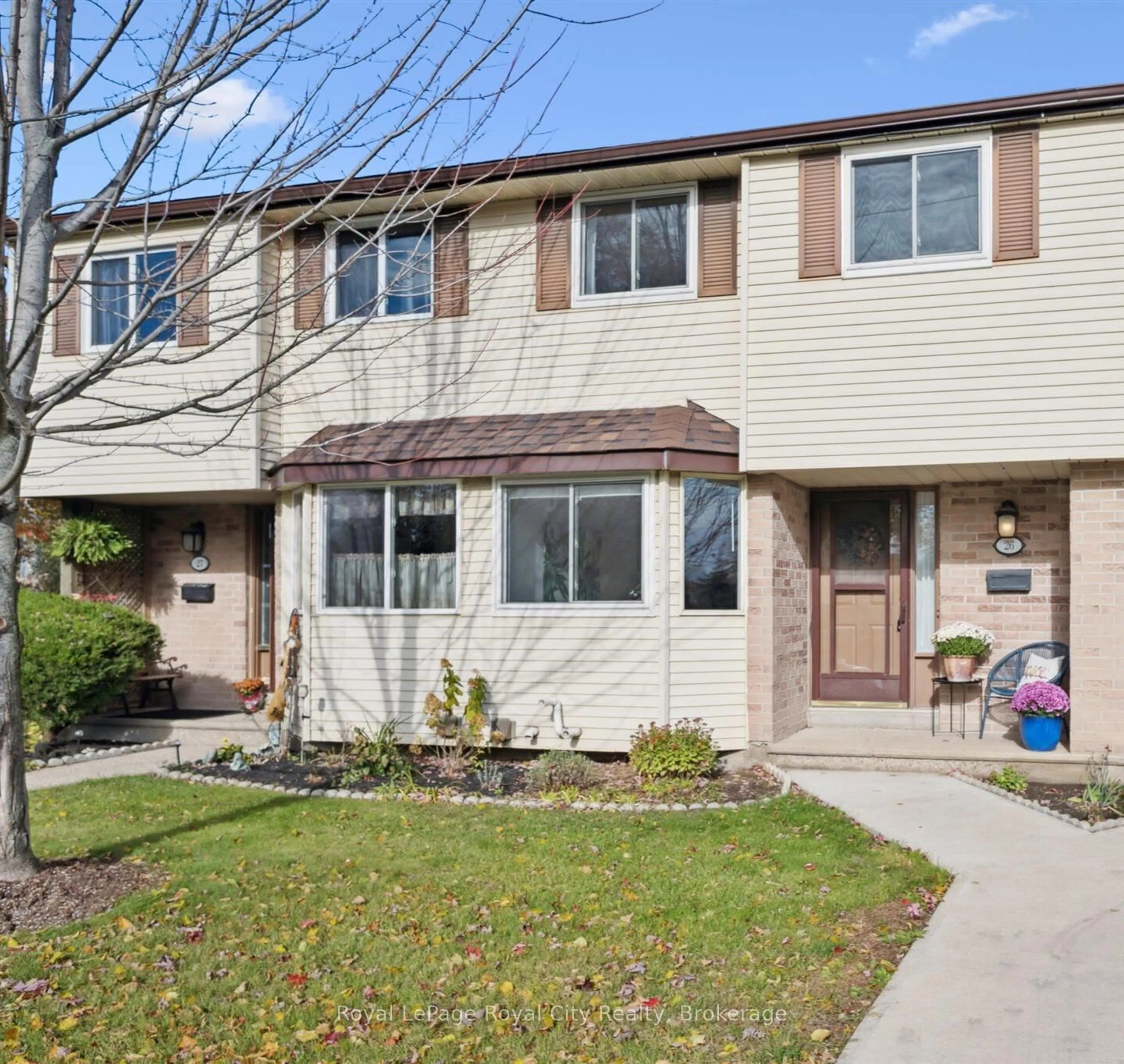 Home with vinyl exterior material, street for 40 Silvercreek Pkwy #26, Guelph Ontario N1H 7X5