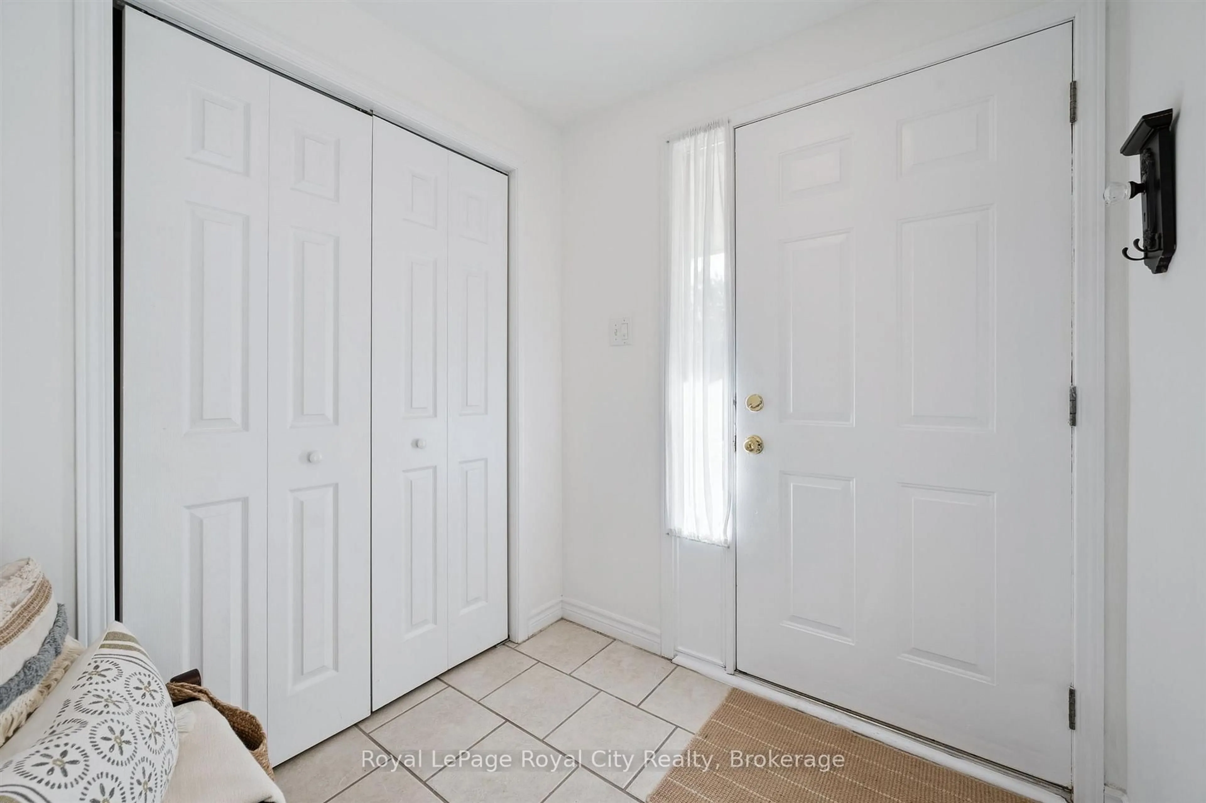 Indoor entryway for 40 Silvercreek Pkwy #26, Guelph Ontario N1H 7X5