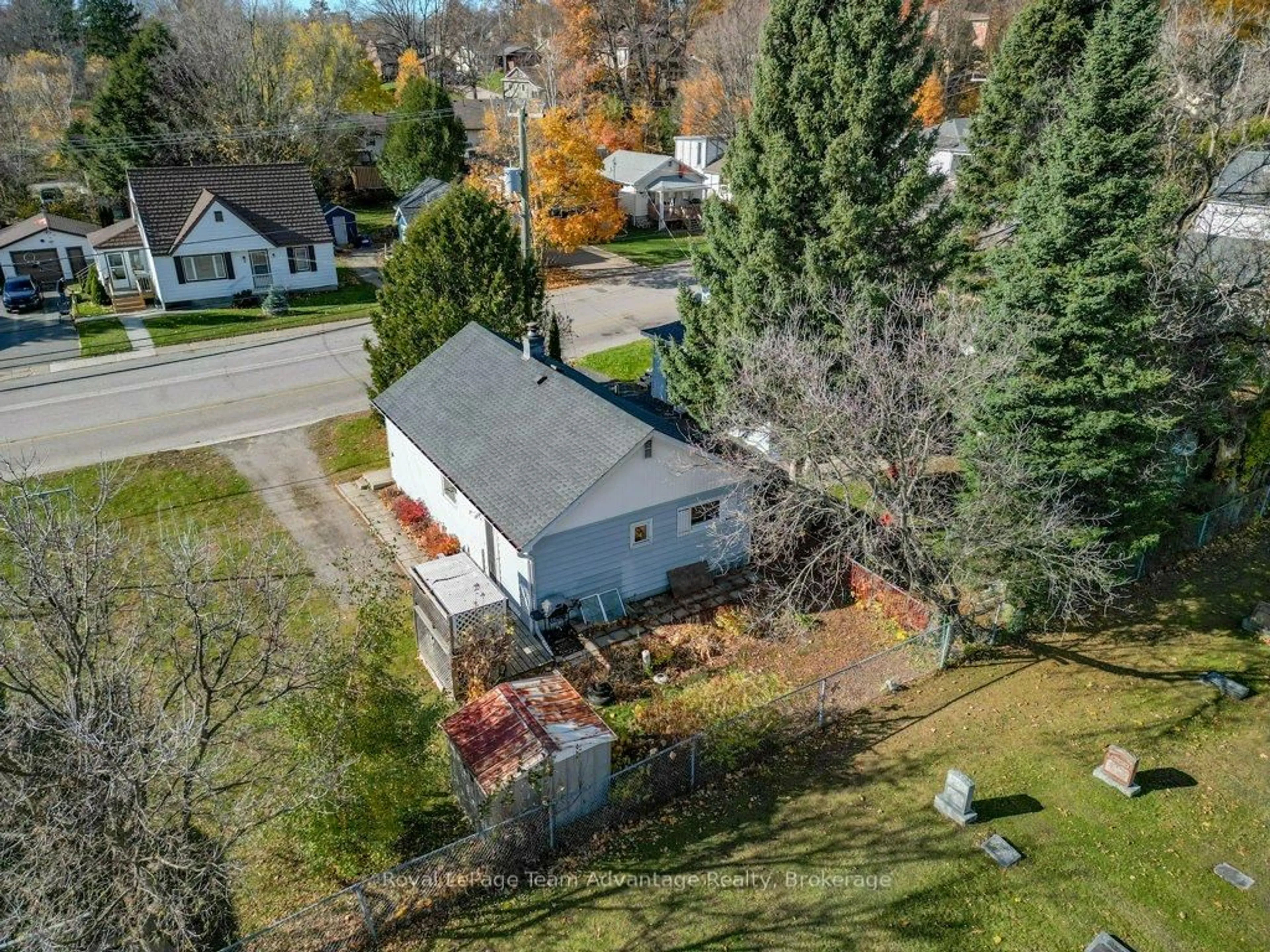 A pic from outside/outdoor area/front of a property/back of a property/a pic from drone, street for 9 Hillcrest Ave, Parry Sound Ontario P2A 1L5