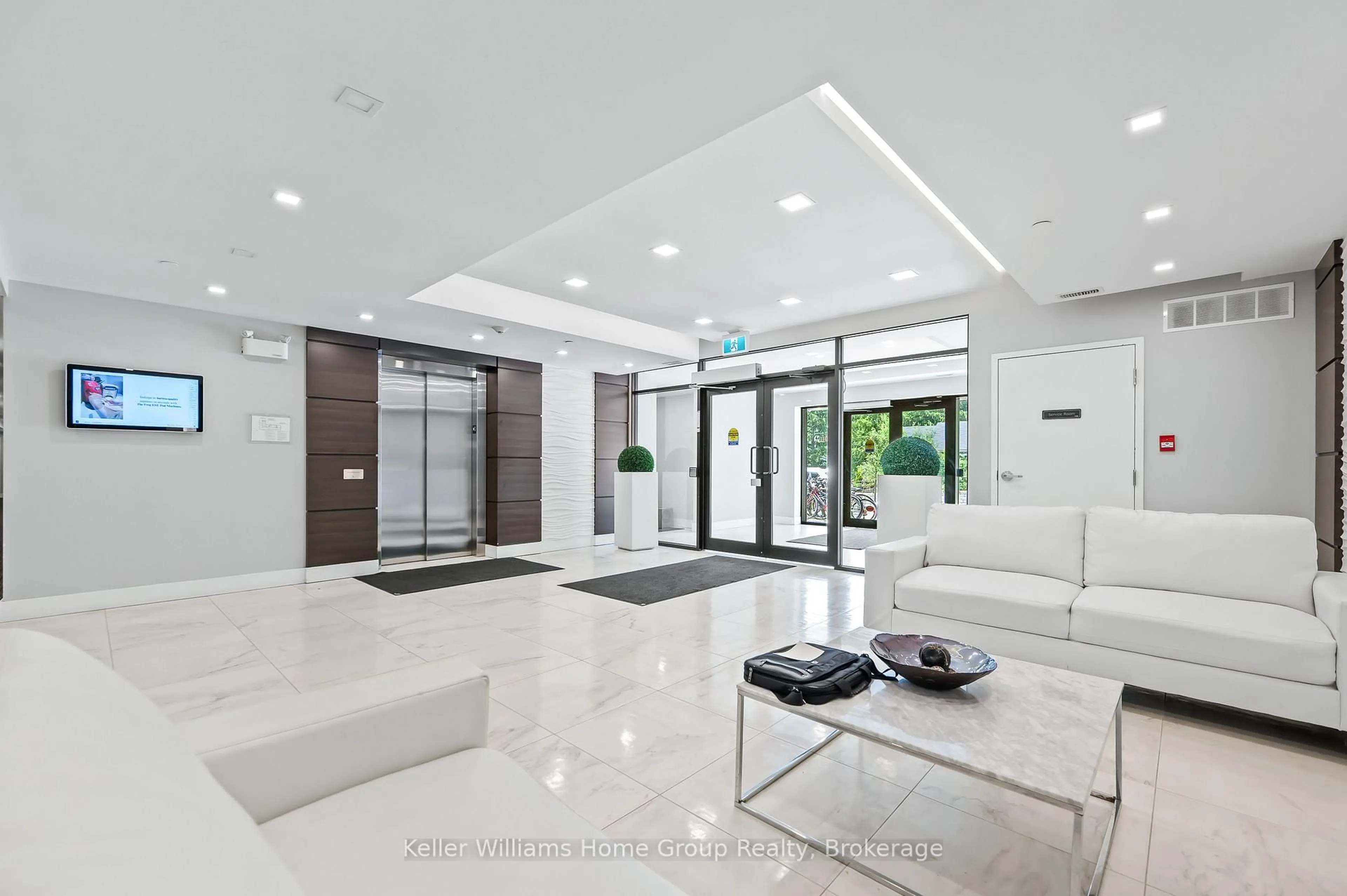 Indoor foyer for 1280 Gordon St #108, Guelph Ontario N1L 0N6