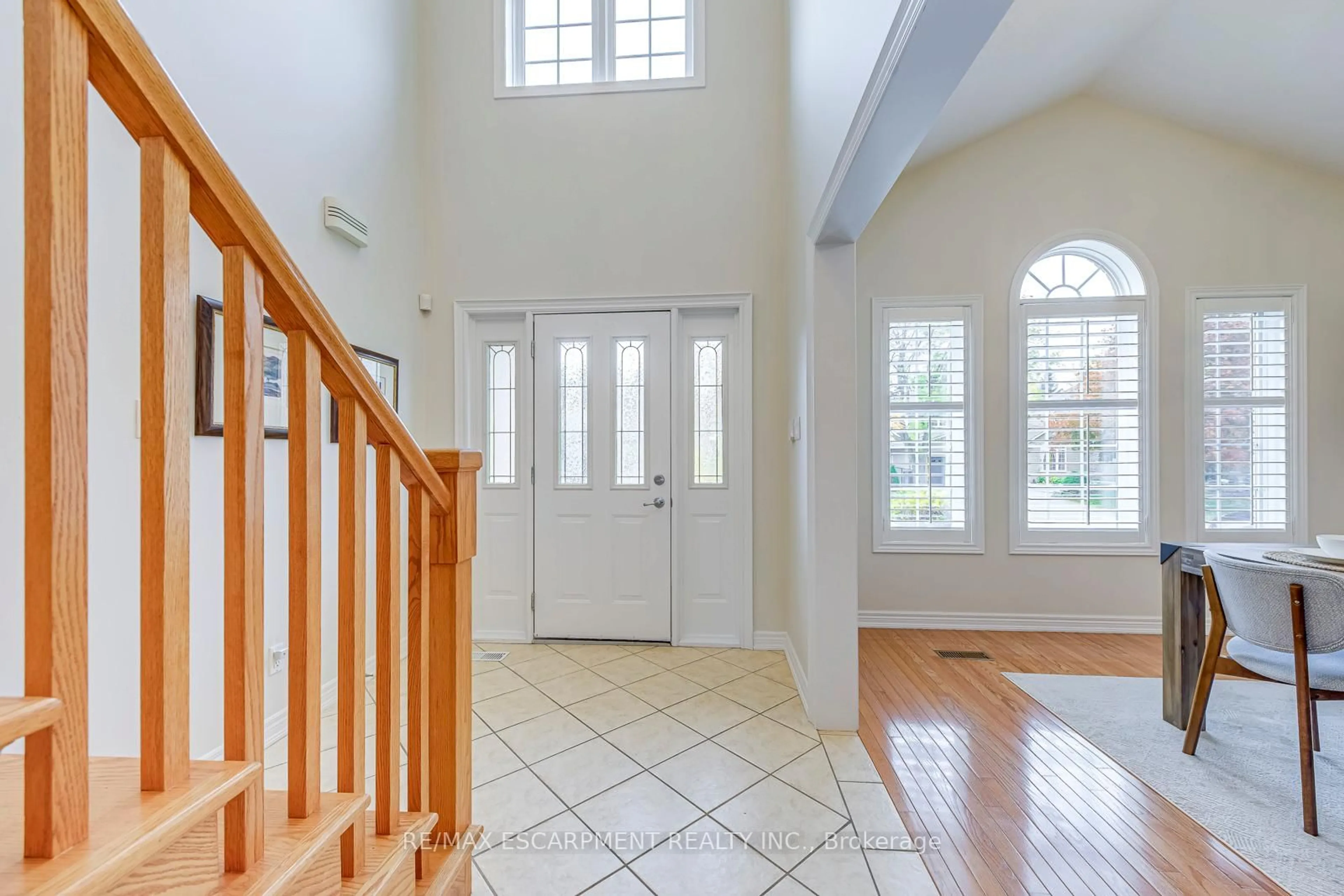 Indoor entryway for 42 Creanona Blvd, Hamilton Ontario L8E 5T2