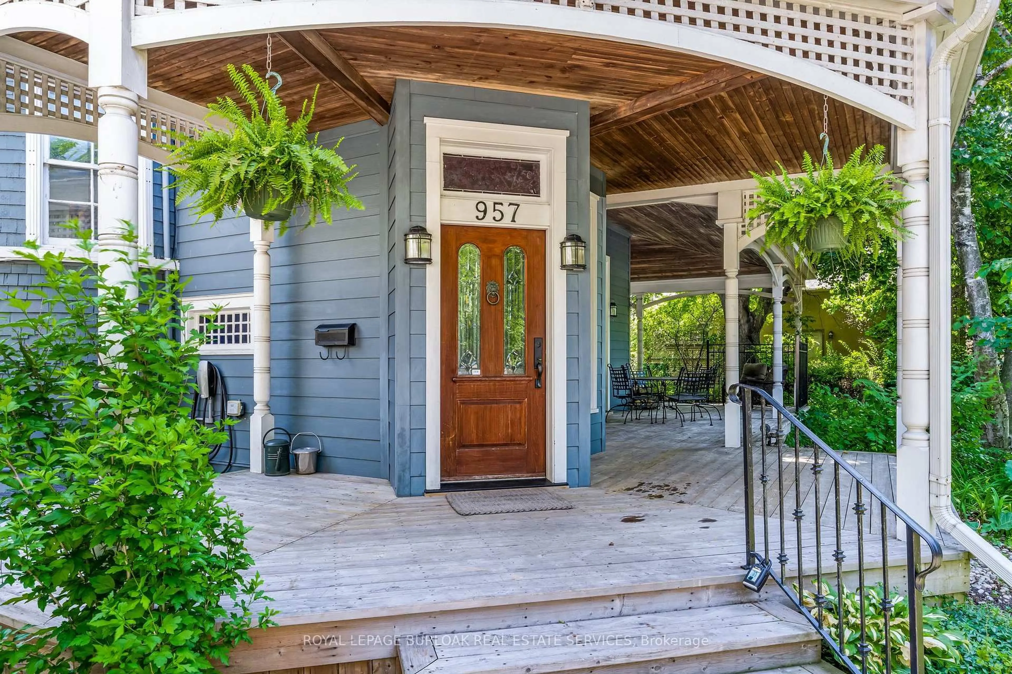 Indoor entryway for 957 Beach Blvd, Hamilton Ontario L8H 6Z7