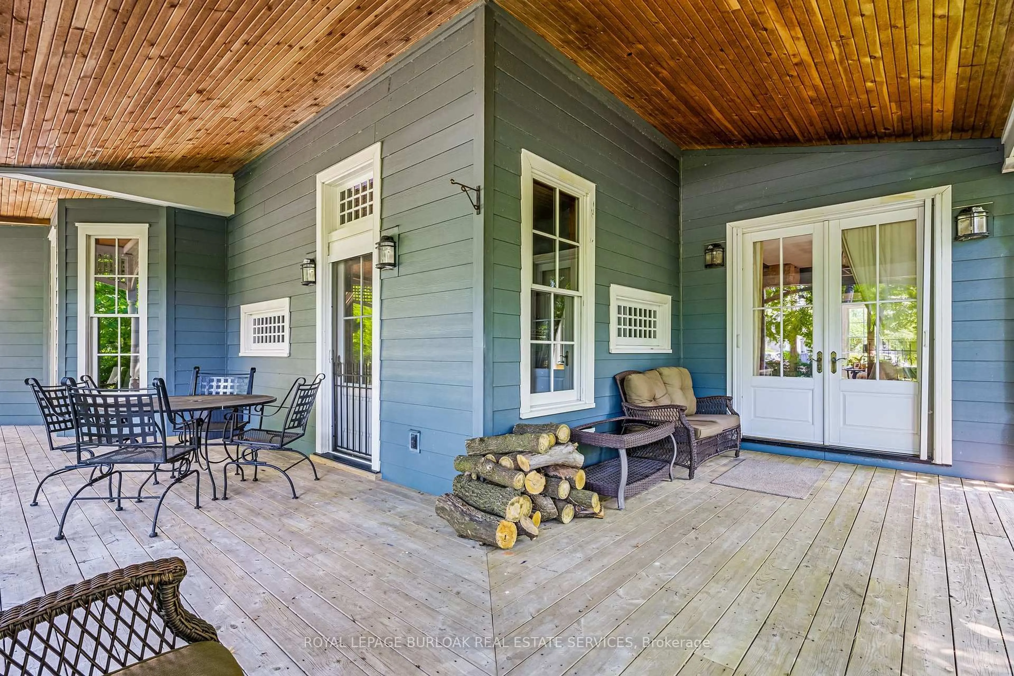 Patio, street for 957 Beach Blvd, Hamilton Ontario L8H 6Z7