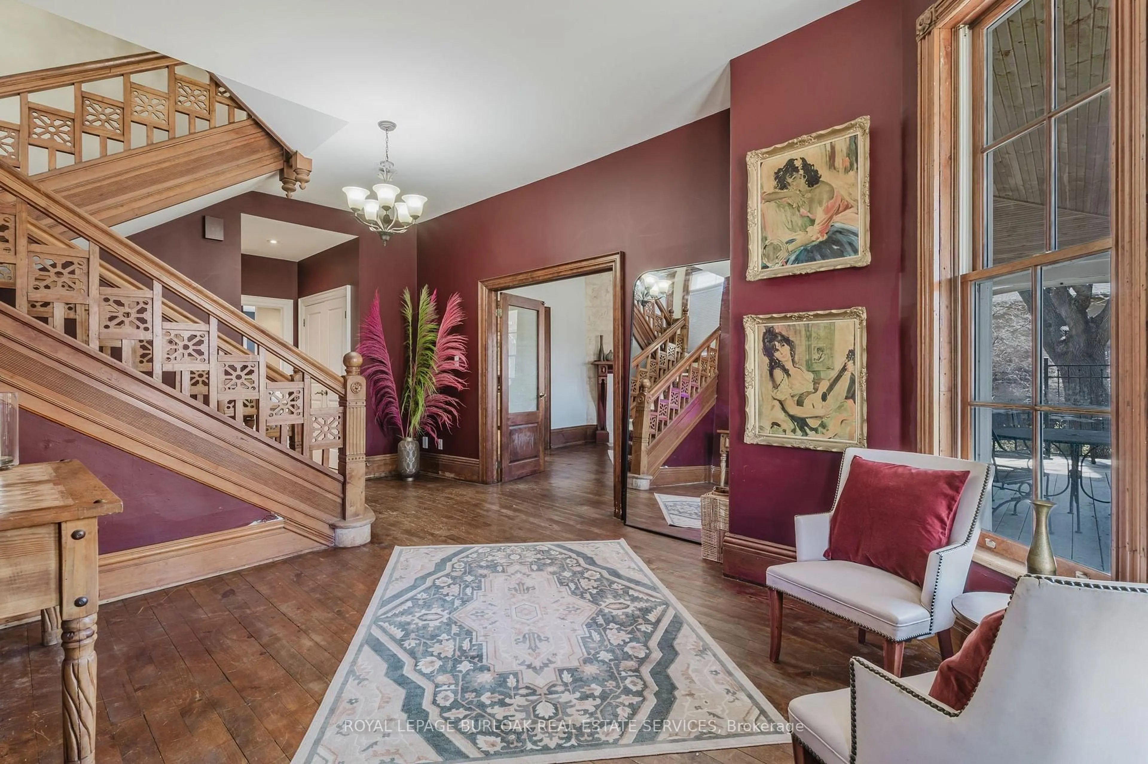 Indoor foyer for 957 Beach Blvd, Hamilton Ontario L8H 6Z7