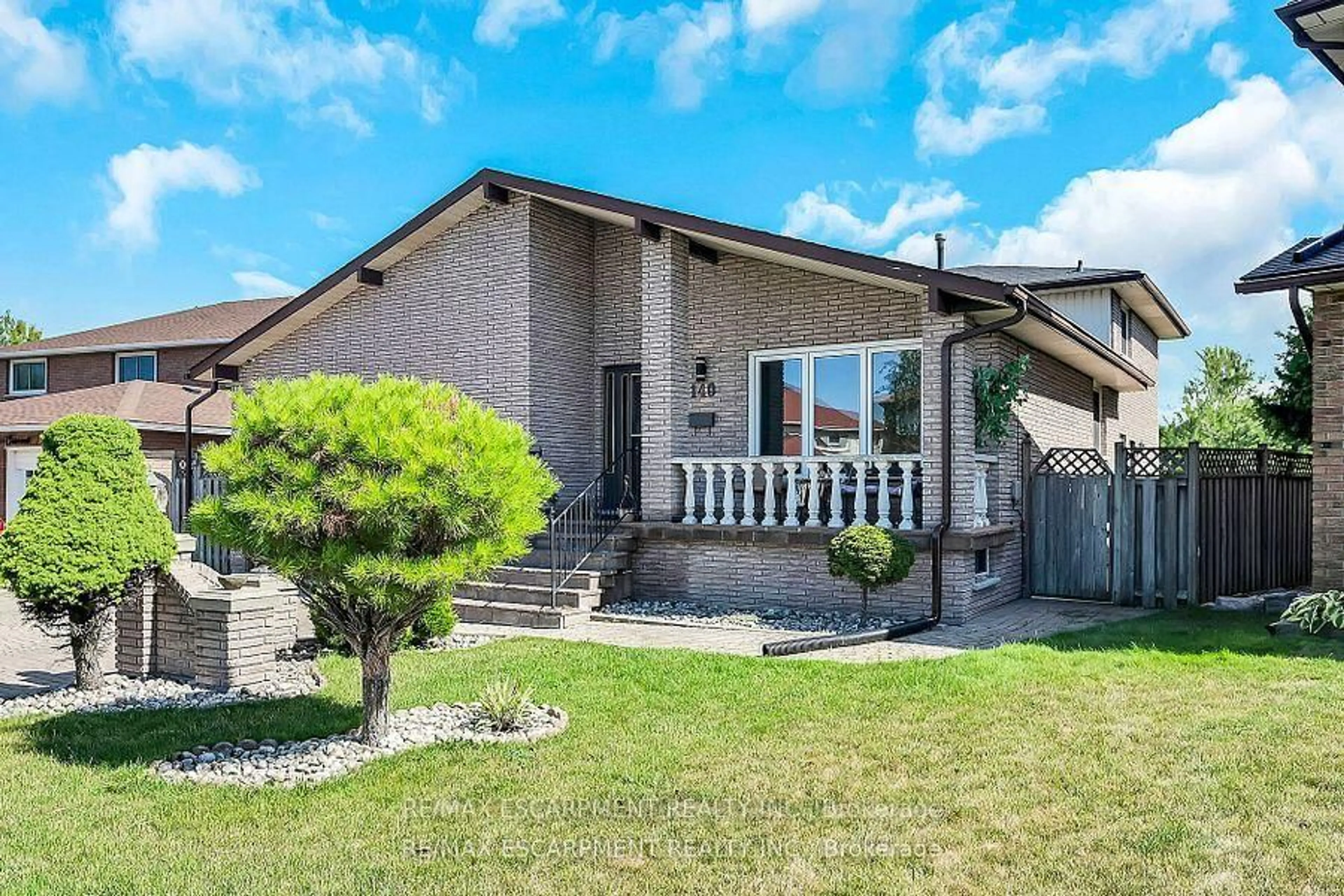 Home with vinyl exterior material, street for 140 SOLOMON Cres, Hamilton Ontario L8W 2G7