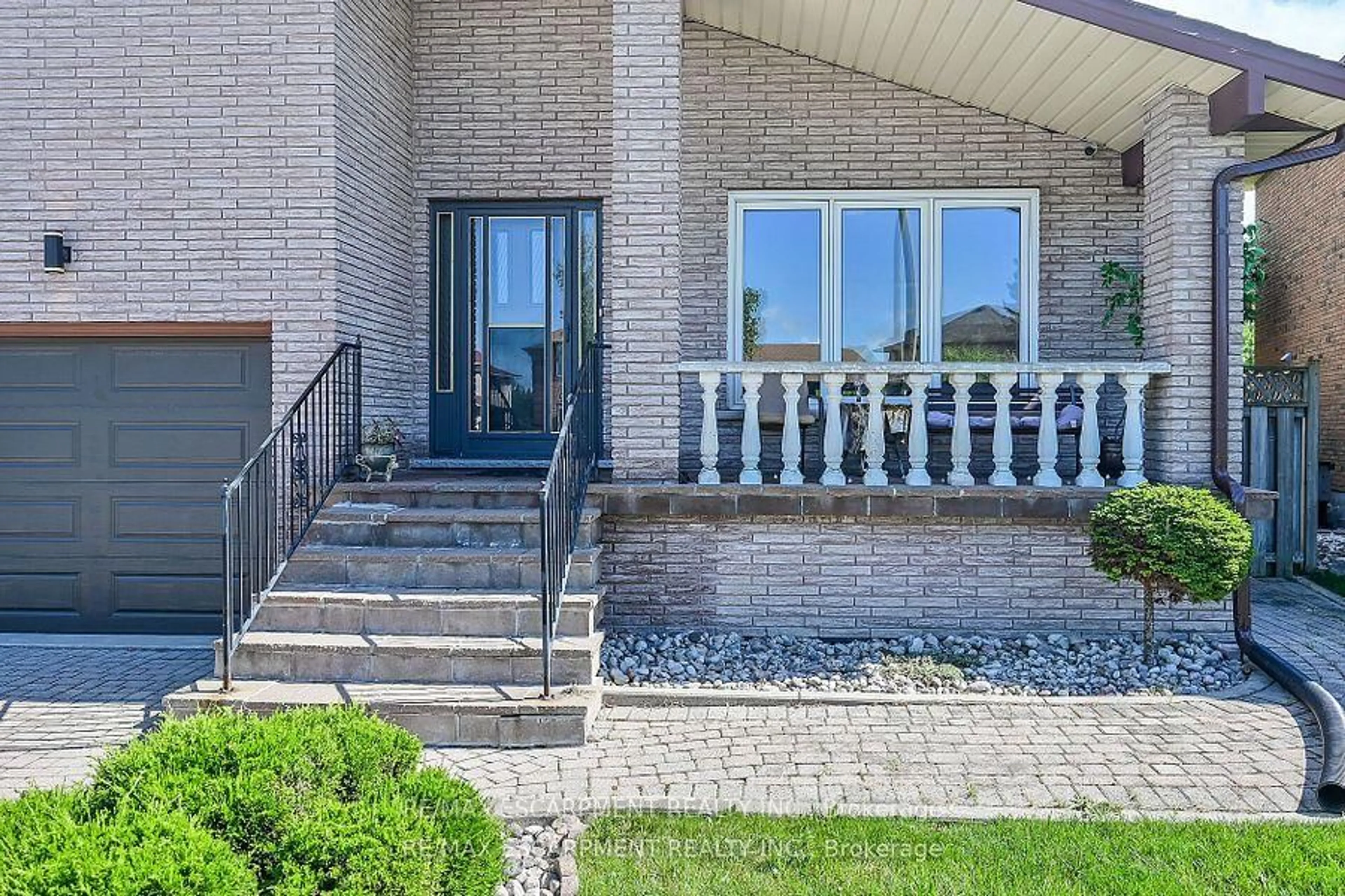 Home with brick exterior material, unknown for 140 SOLOMON Cres, Hamilton Ontario L8W 2G7