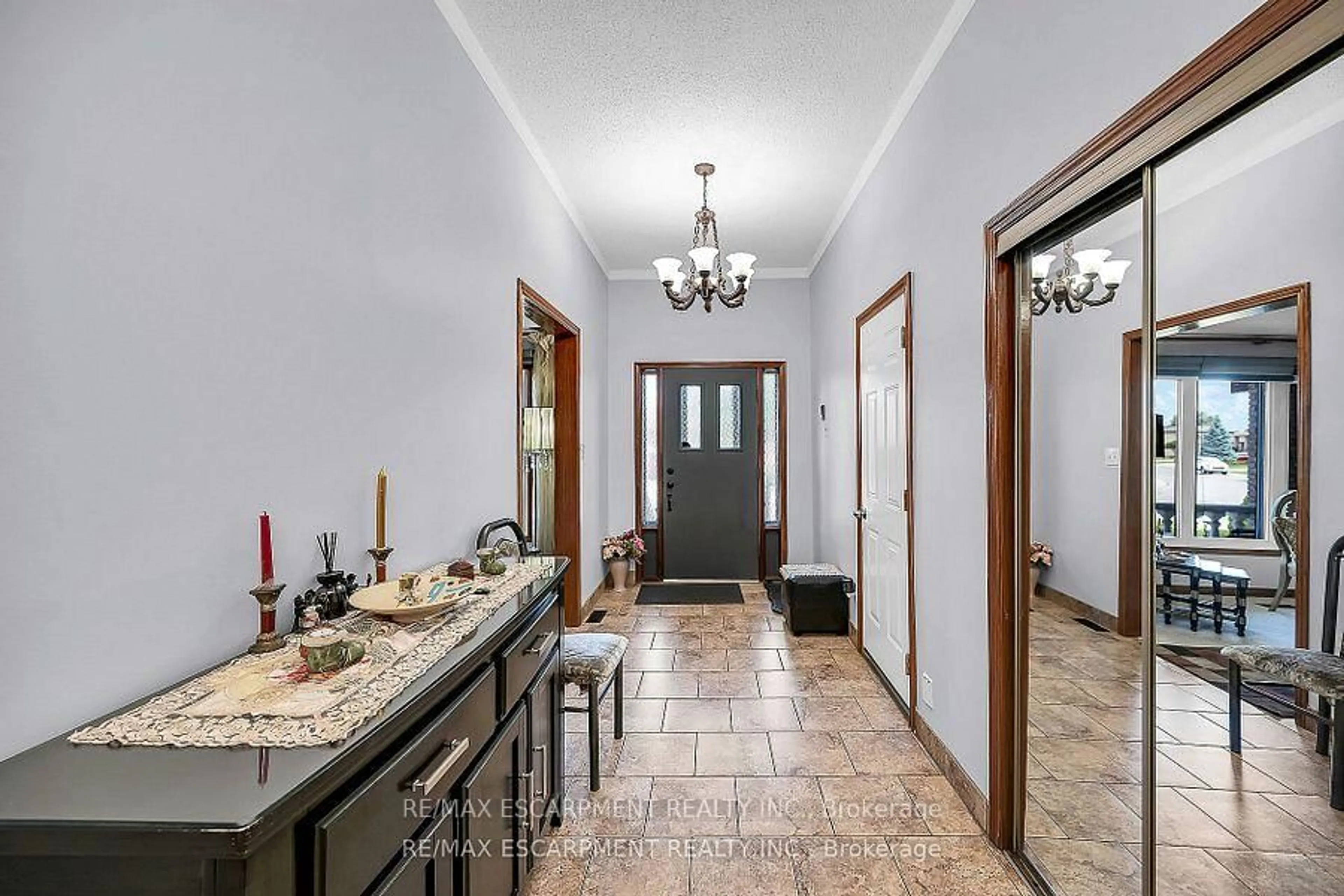 Indoor foyer for 140 SOLOMON Cres, Hamilton Ontario L8W 2G7