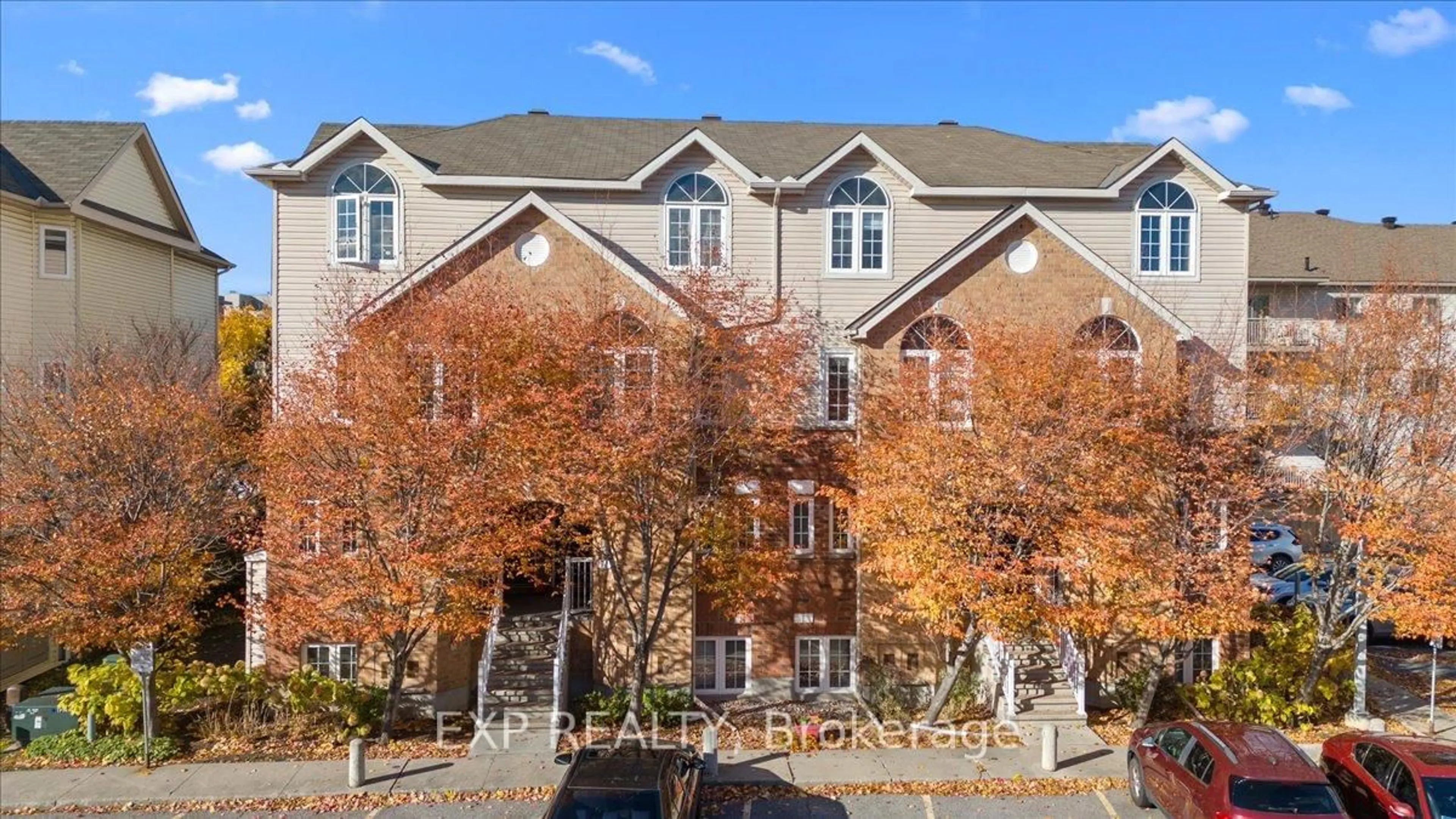 A pic from outside/outdoor area/front of a property/back of a property/a pic from drone, building for 69 Steele Park Private, Ottawa Ontario K1J 0J2