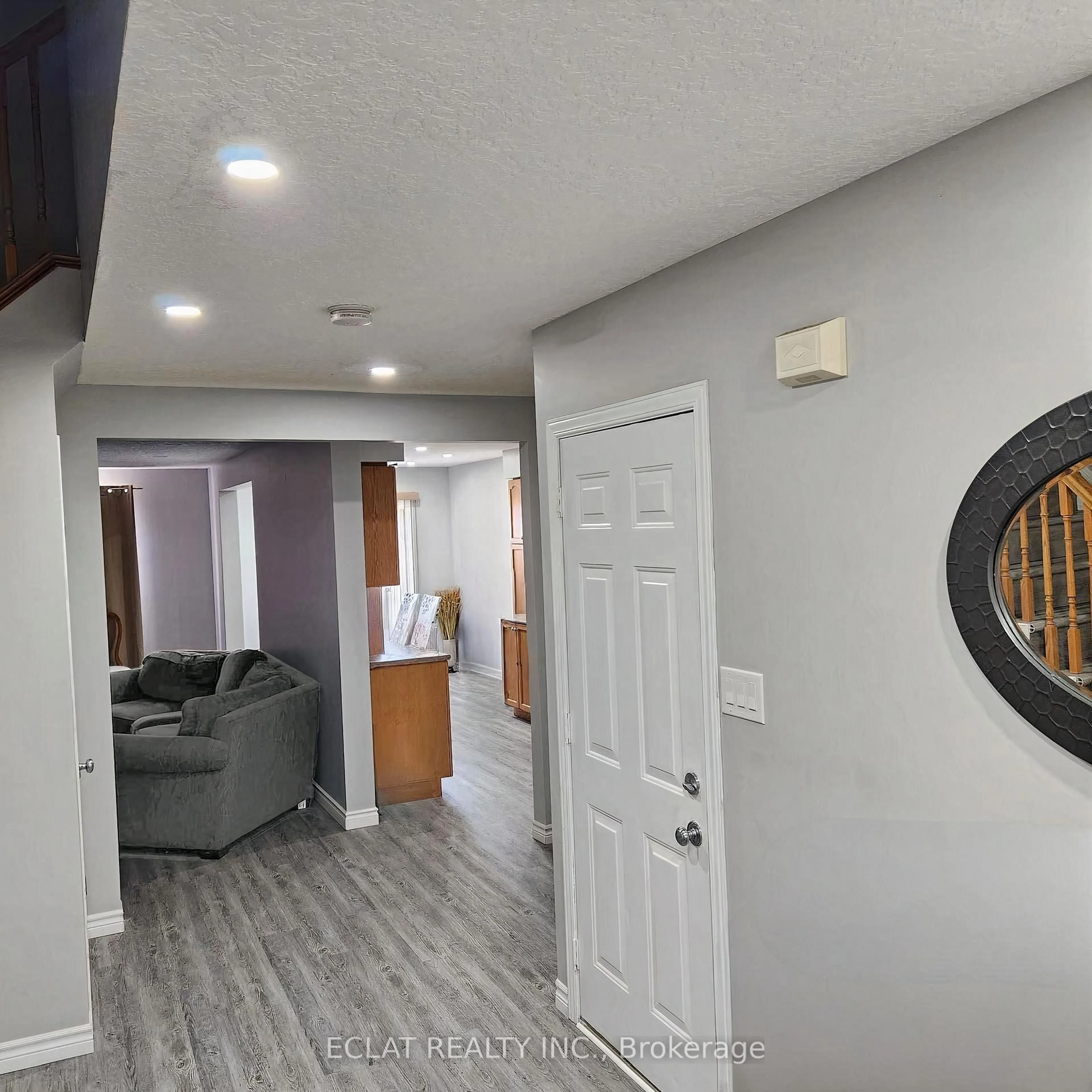 Indoor entryway for 776 Paris Blvd, Waterloo Ontario N2T 2Y1