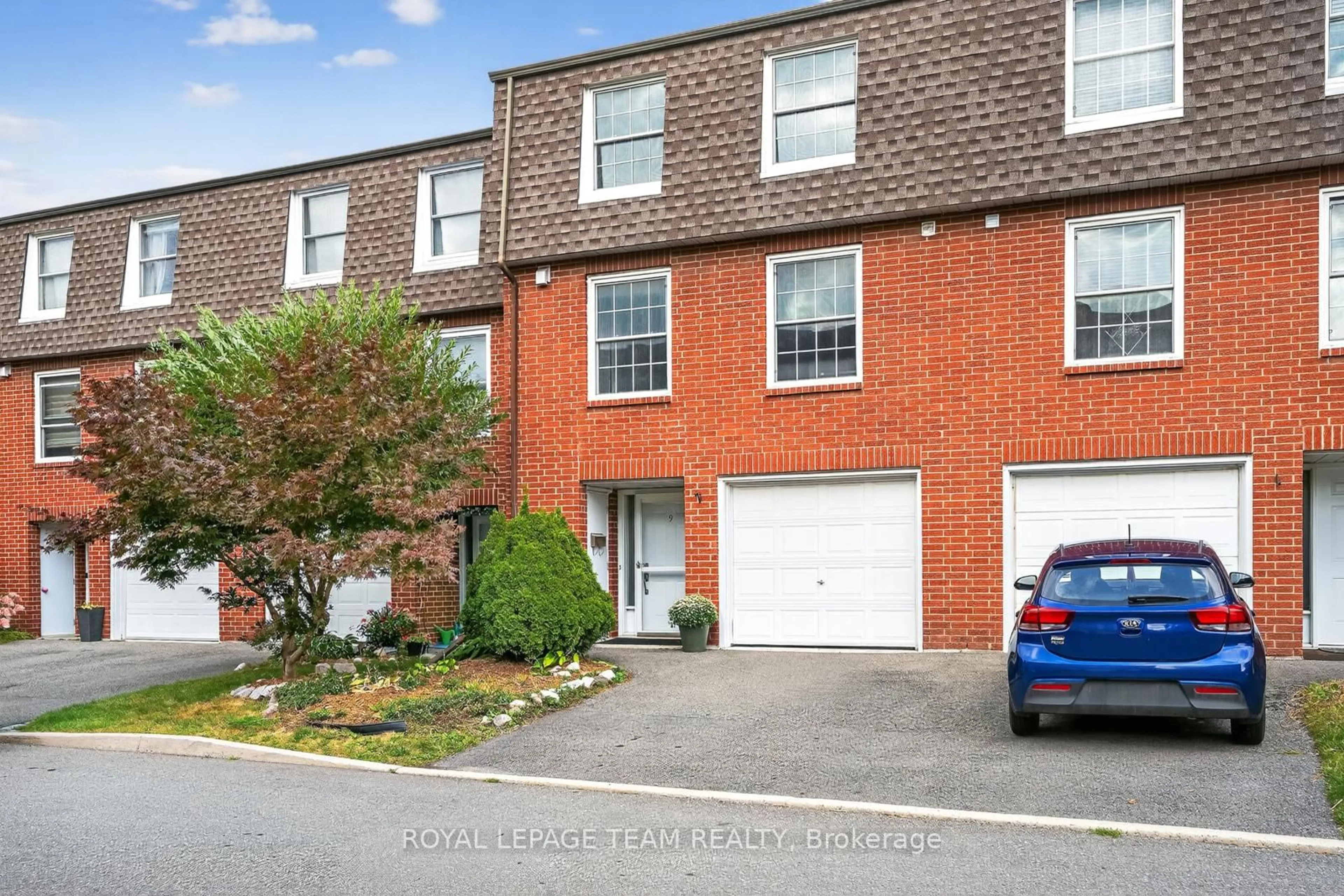 A pic from outside/outdoor area/front of a property/back of a property/a pic from drone, street for 9 Moorside Private, Ottawa Ontario K2C 3P4