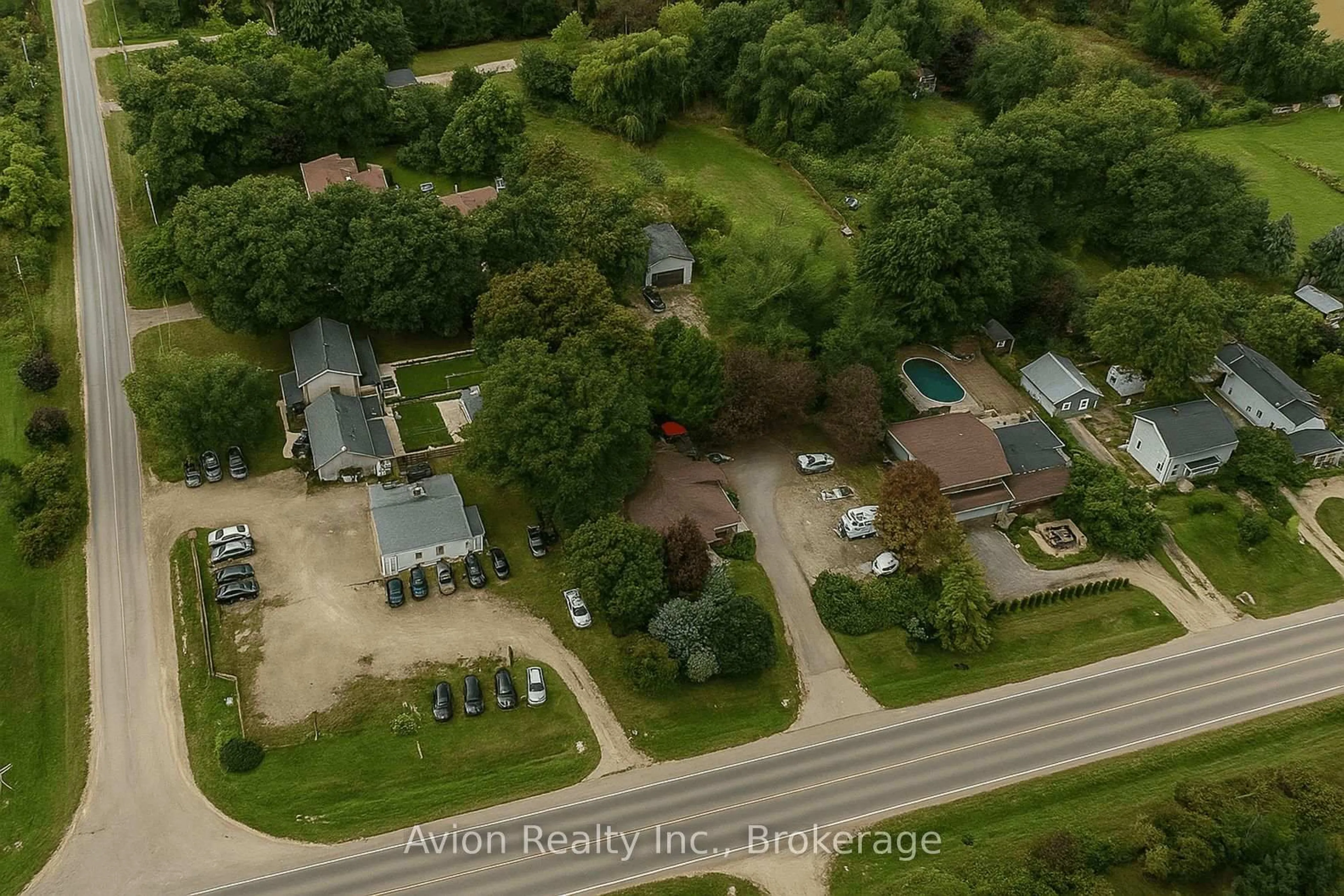 A pic from outside/outdoor area/front of a property/back of a property/a pic from drone, street for 1423 Merrittville Highway, Thorold Ontario L3B 5N5