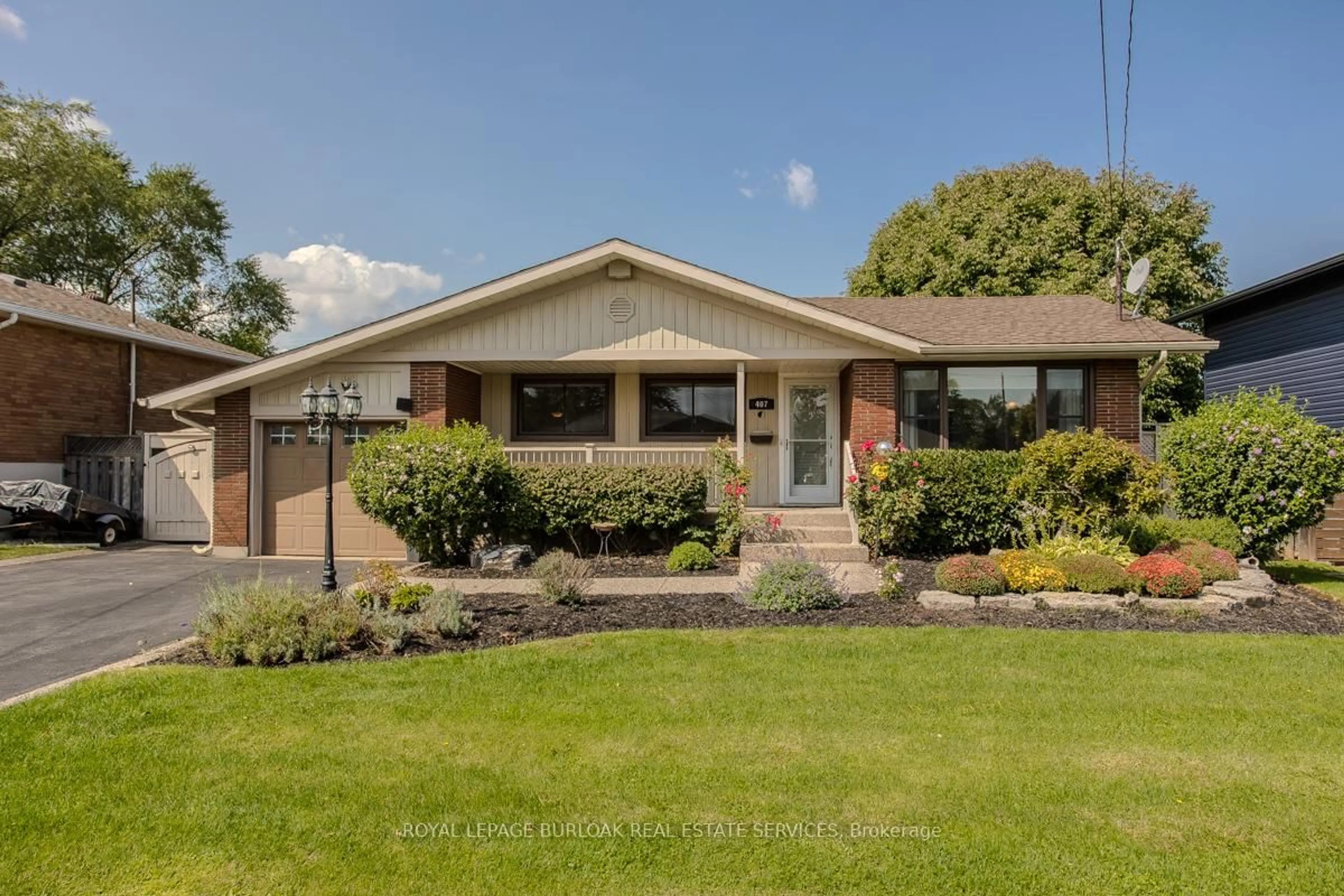 Home with brick exterior material, street for 407 Murray St, Grimsby Ontario L3M 3P5