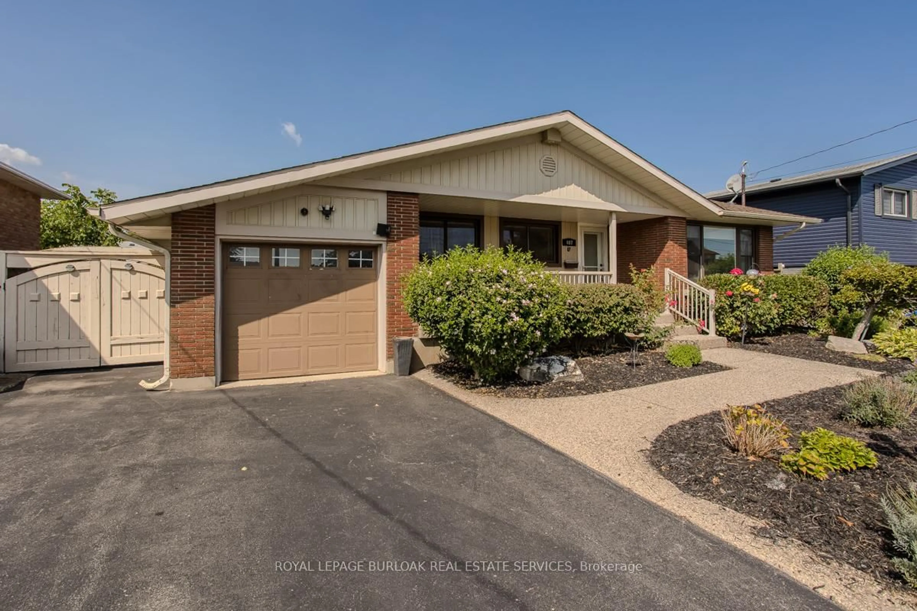 Home with brick exterior material, street for 407 Murray St, Grimsby Ontario L3M 3P5