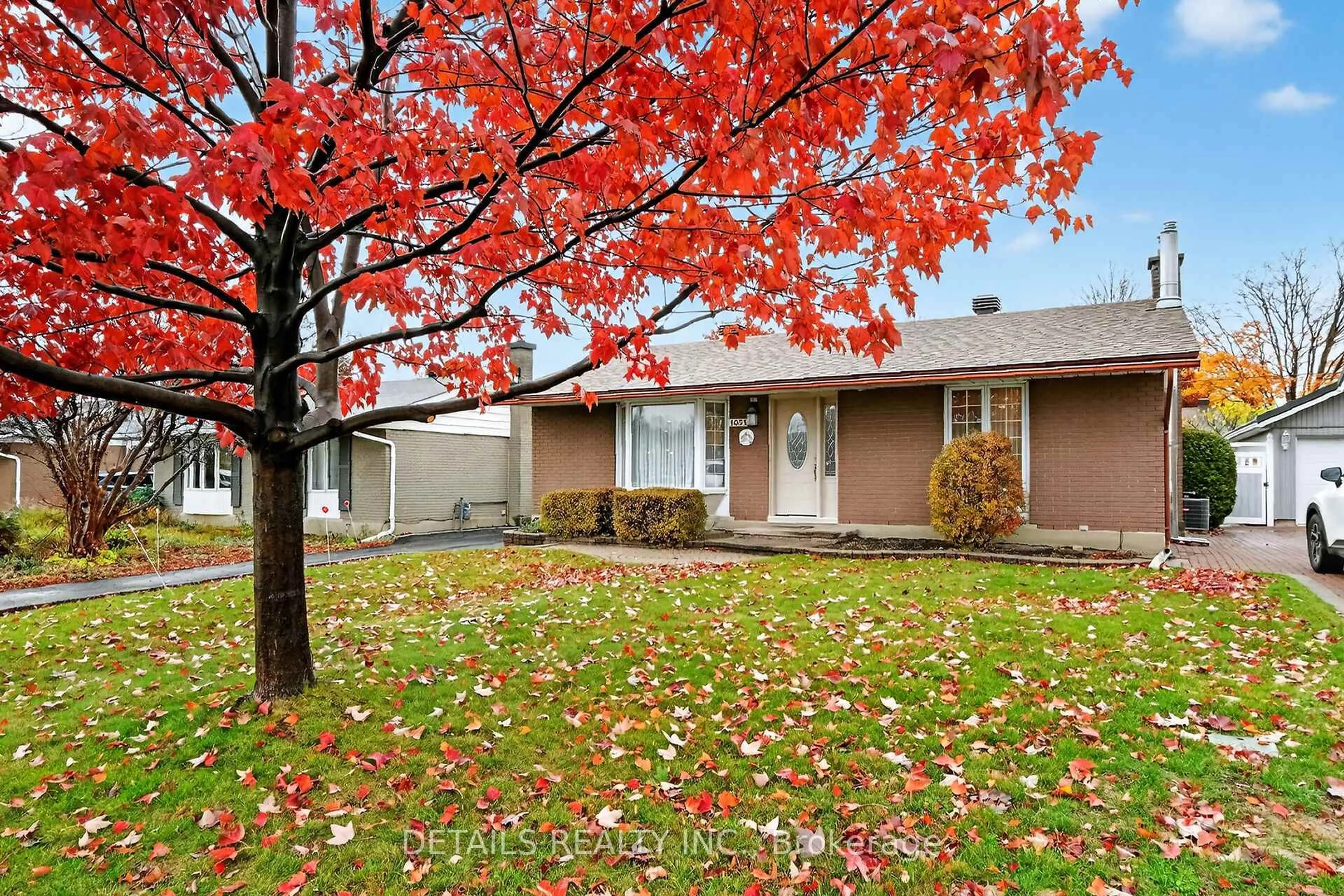 Home with vinyl exterior material, street for 1031 Connaught Ave, Ottawa Ontario K2B 5N2