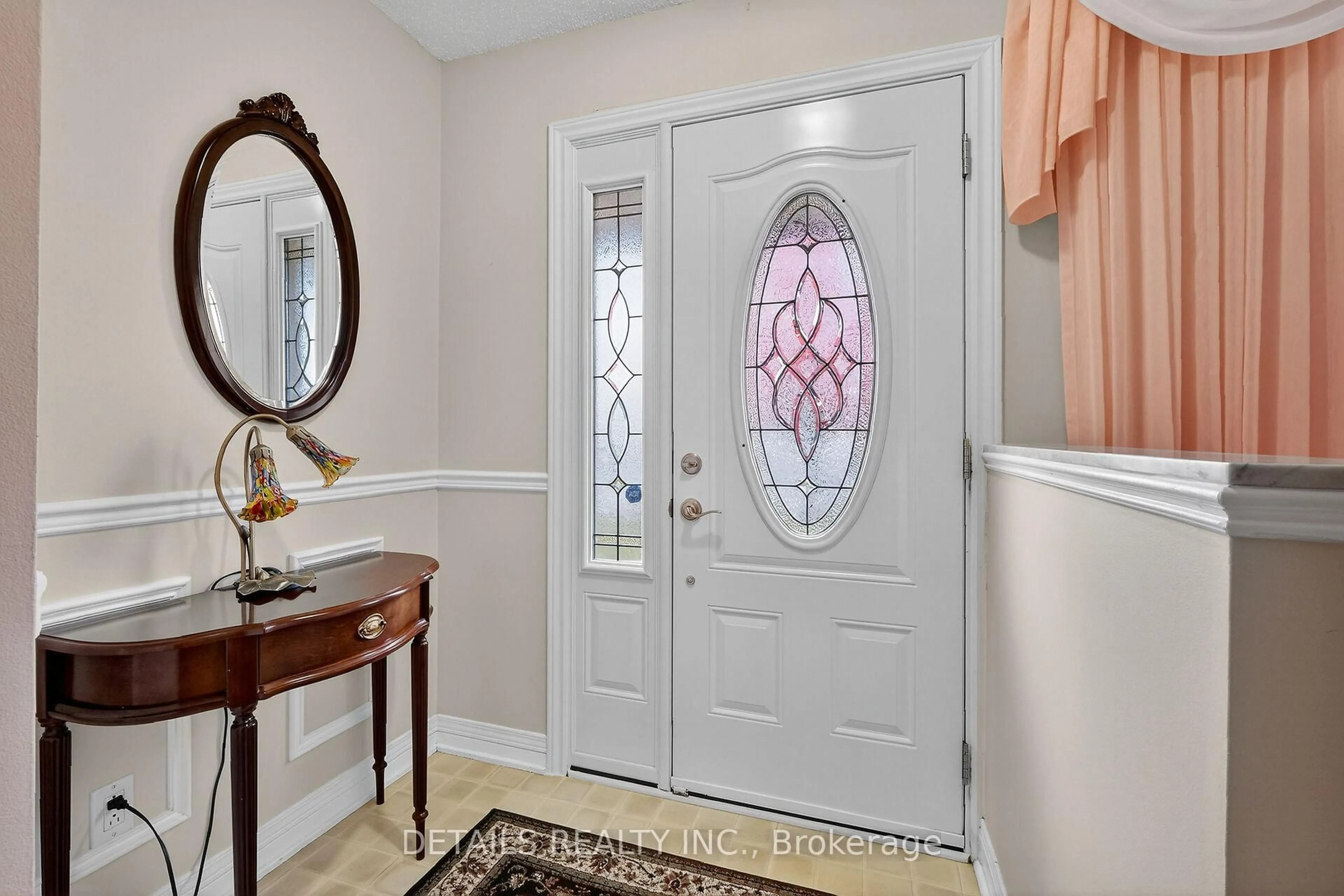Indoor entryway for 1031 Connaught Ave, Ottawa Ontario K2B 5N2
