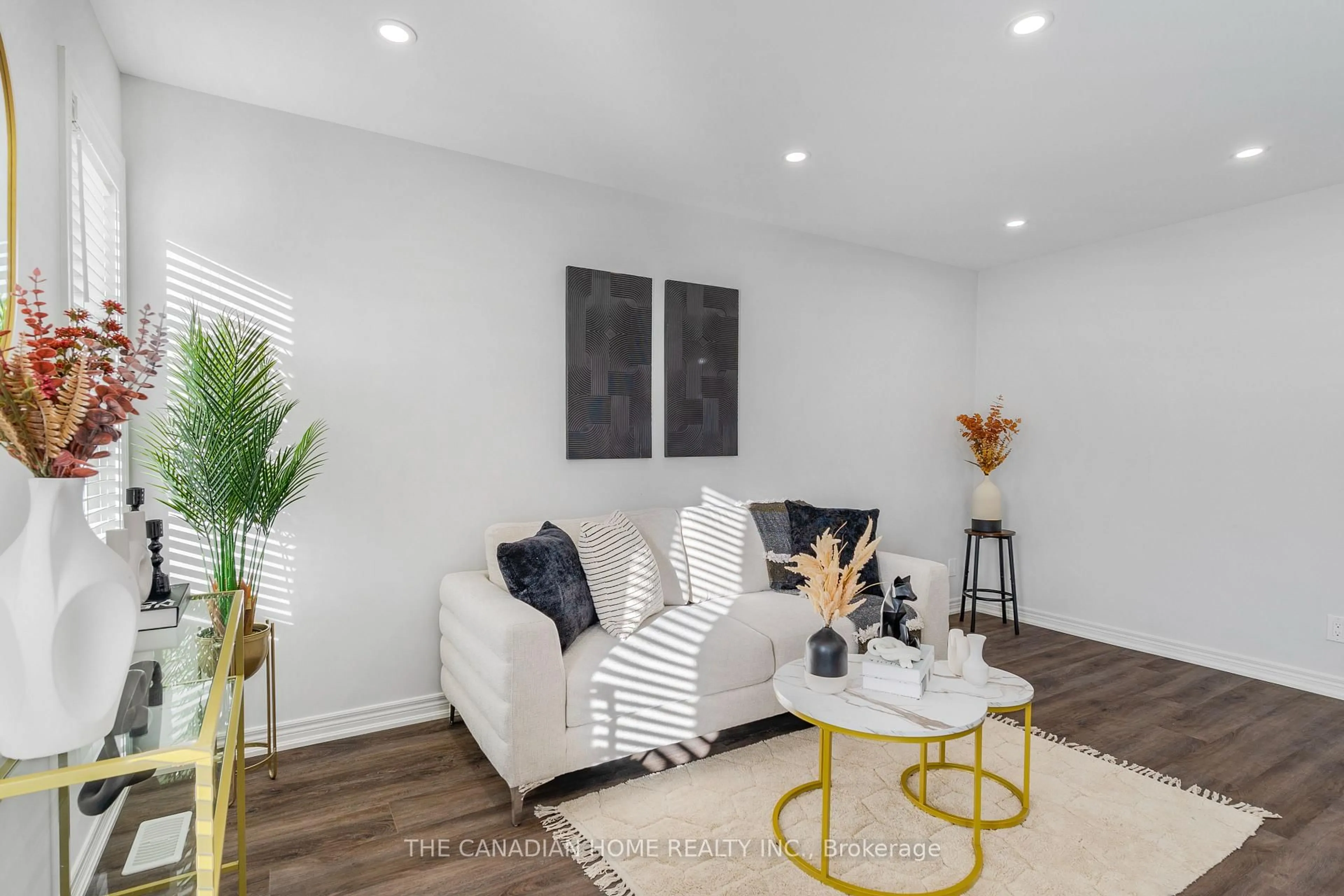 Living room with furniture, unknown for 15 Damude Ave, Thorold Ontario L2V 0G6