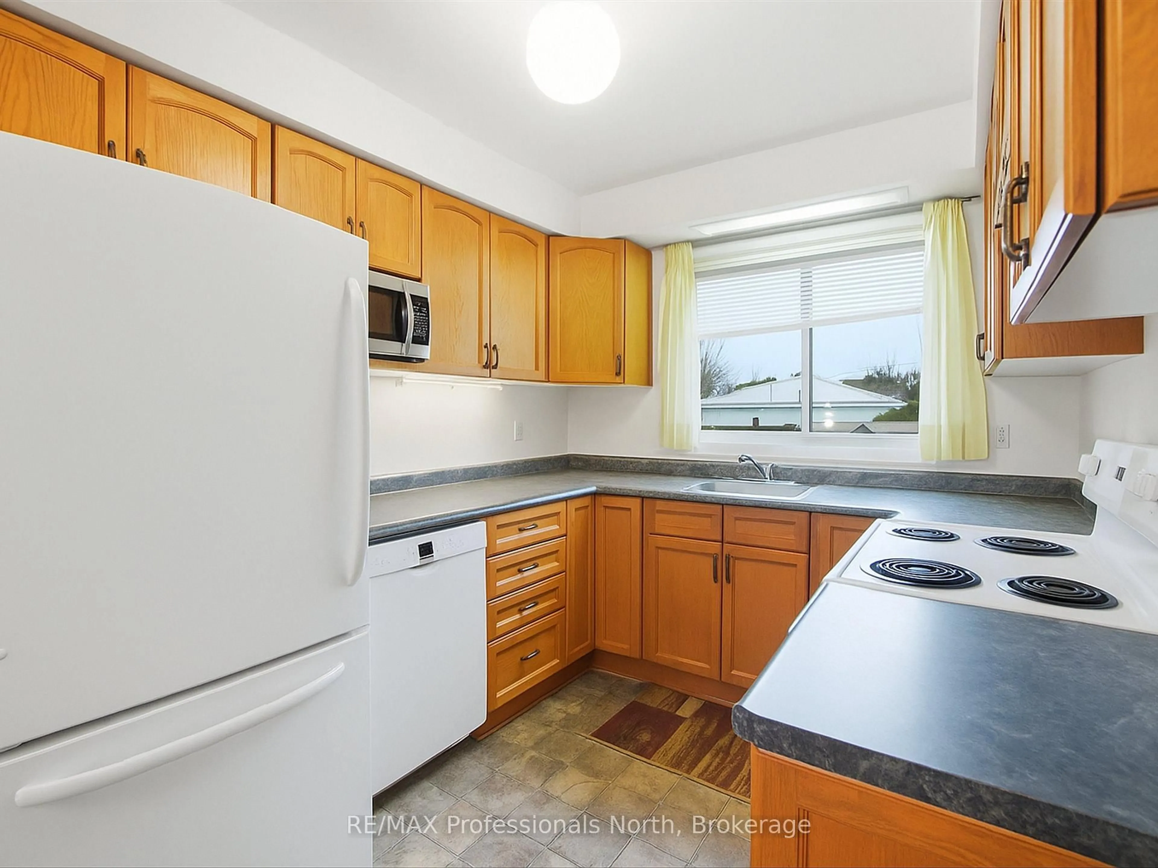 Standard kitchen, unknown for 8 Pleasant Ave, Huntsville Ontario P1H 1E9