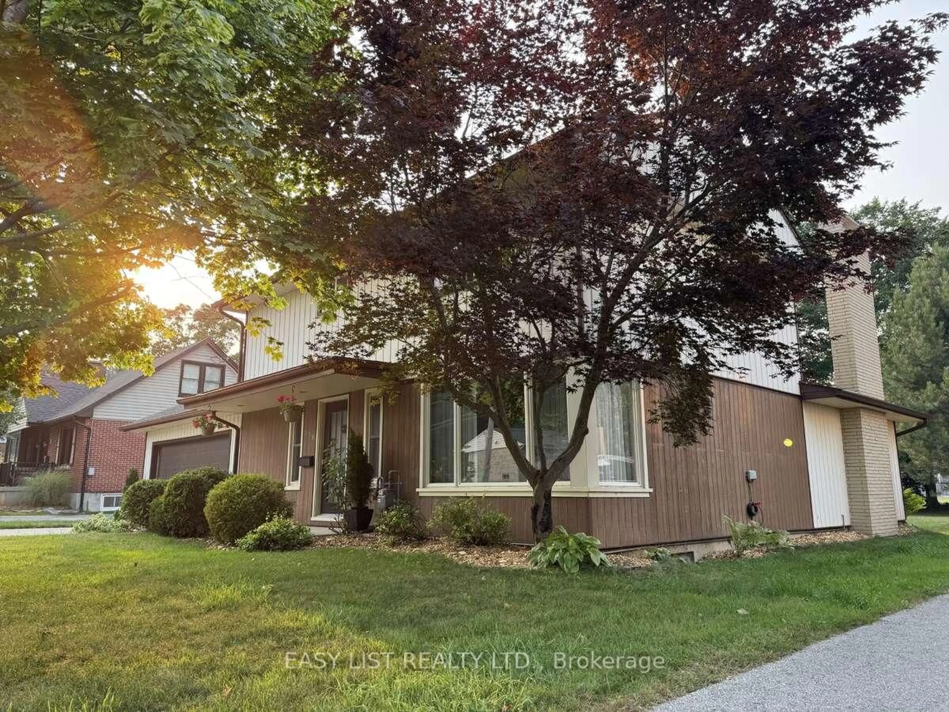 Home with vinyl exterior material, street for 570 7th St, Owen Sound Ontario N4K 3L6