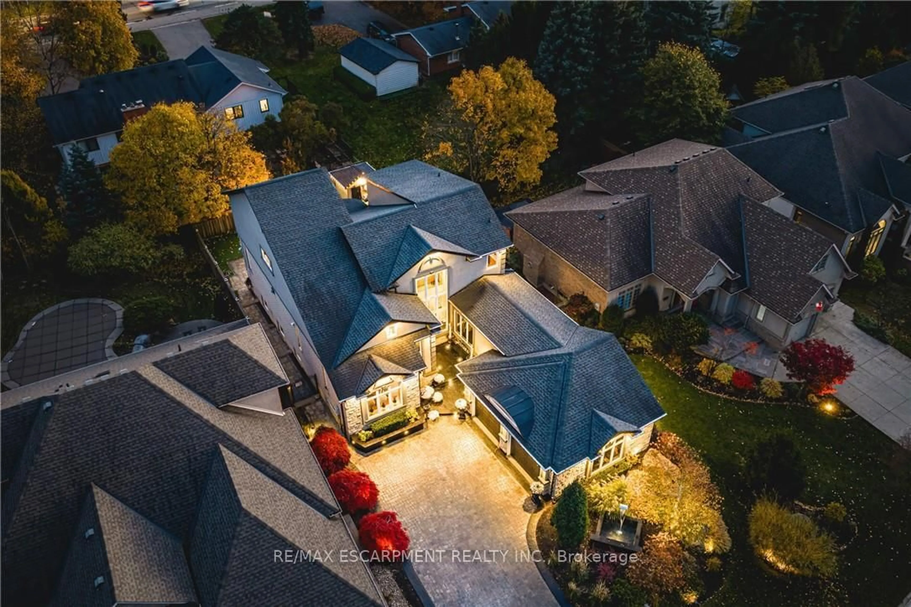 A pic from outside/outdoor area/front of a property/back of a property/a pic from drone, street for 712 Highvalley Rd, Hamilton Ontario L9G 4E9