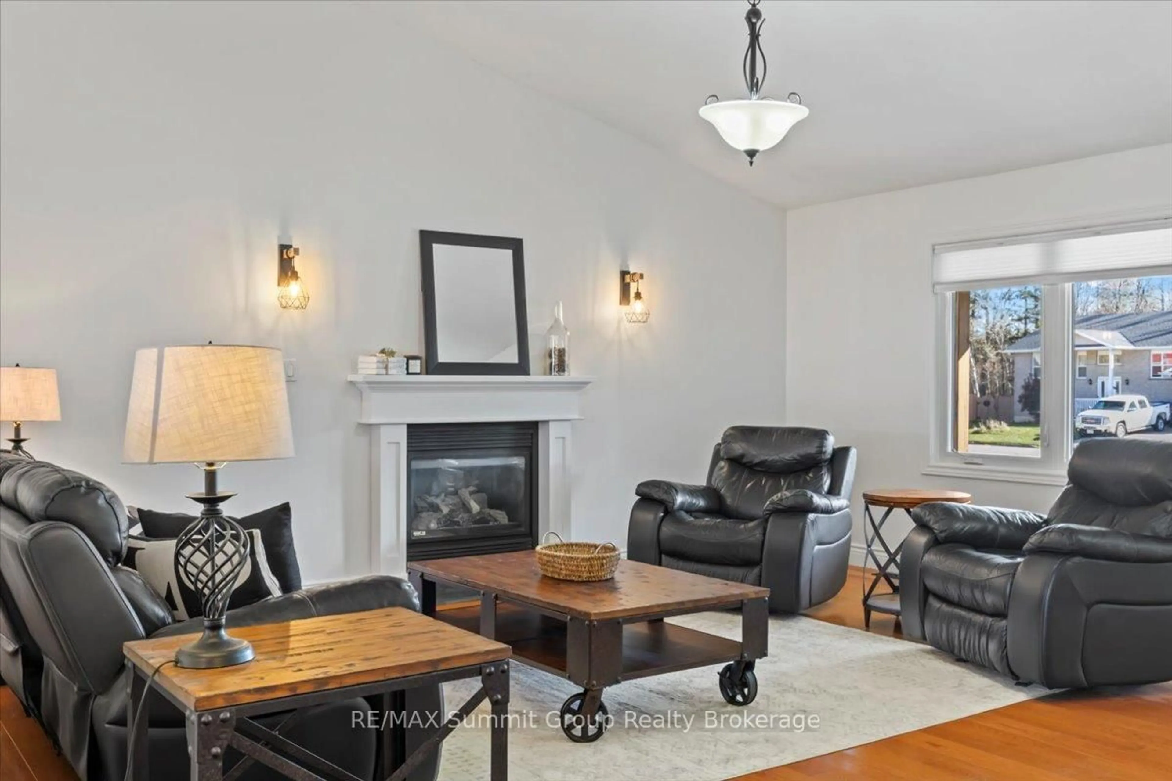 Living room with furniture, unknown for 20 McGregor Crt, Southgate Ontario N0C 1B0