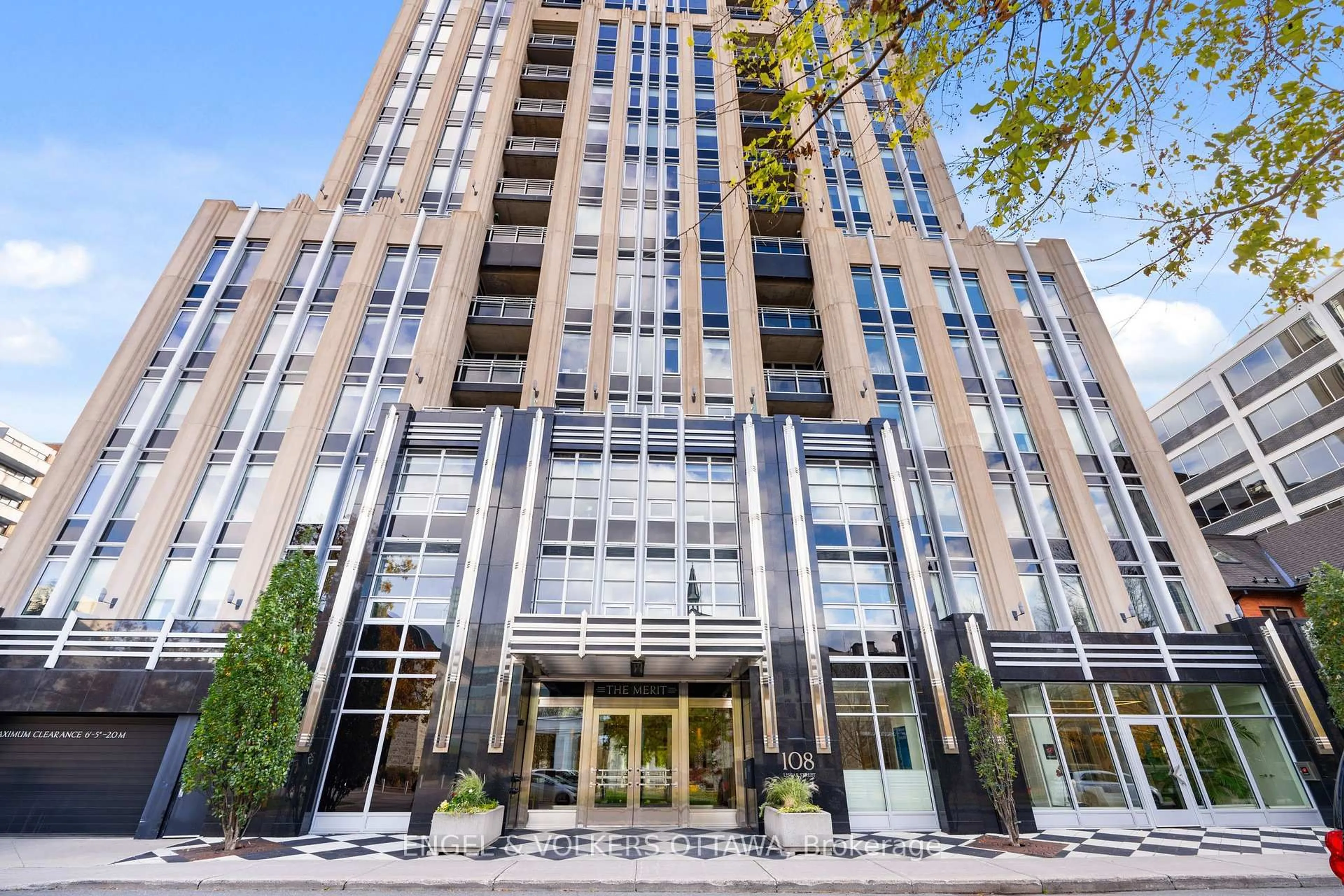 Indoor foyer for 108 LISGAR St #1002, Ottawa Ontario K2P 1E1