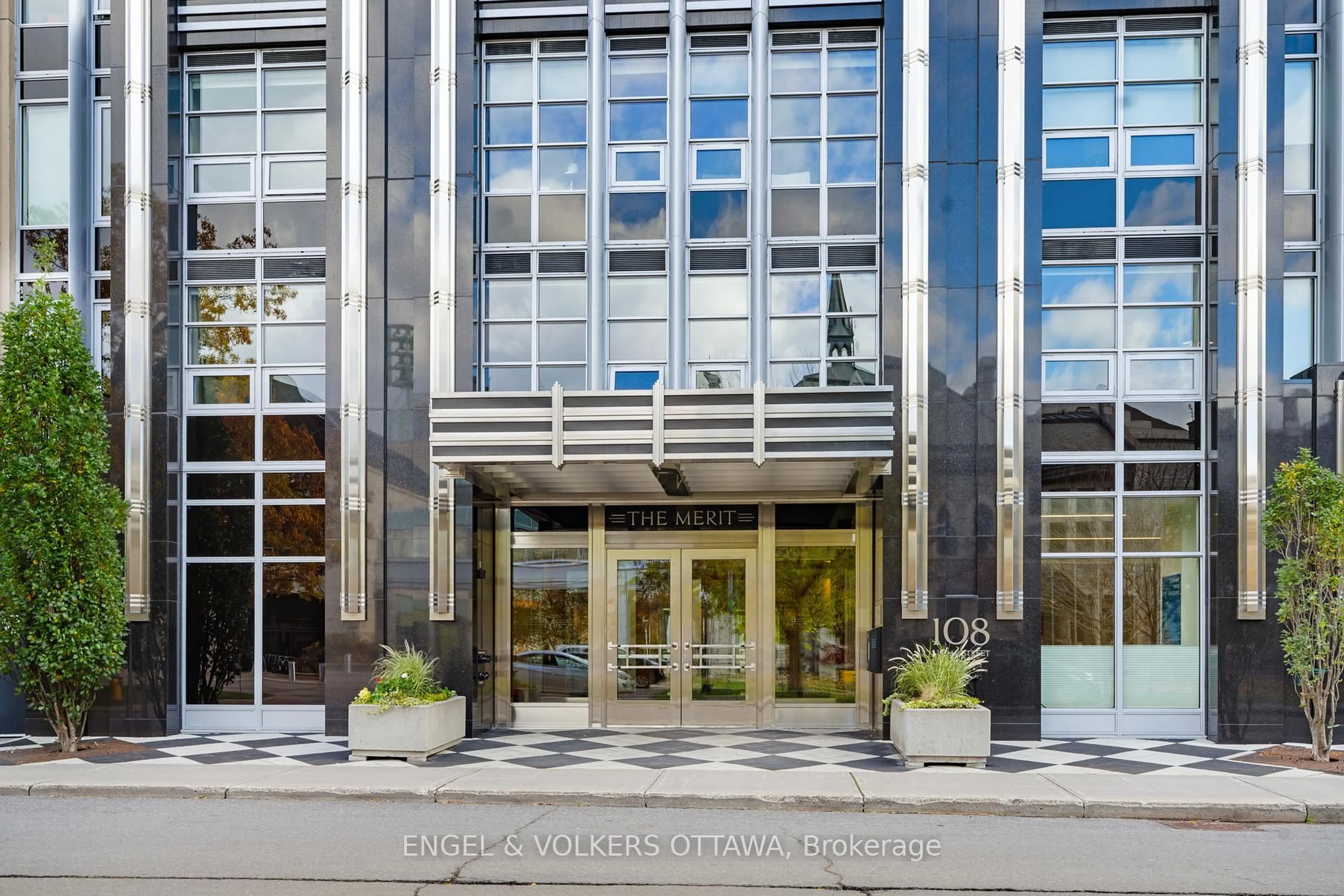 Unknown for 108 LISGAR St #1002, Ottawa Ontario K2P 1E1