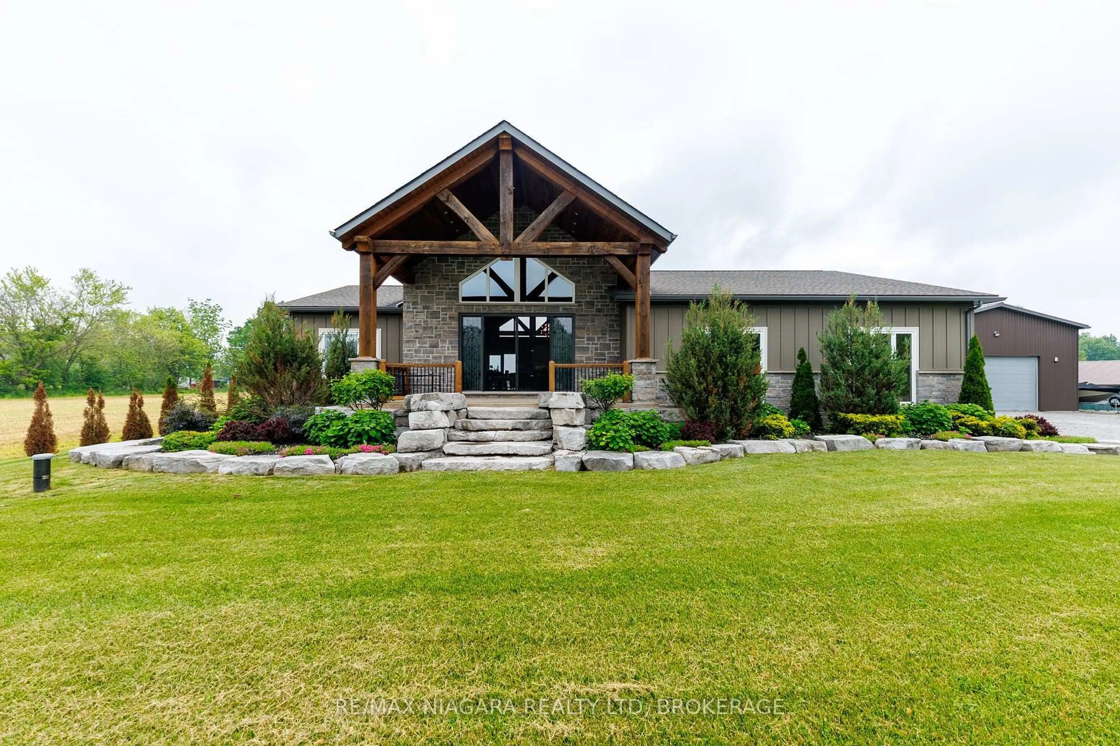 Indoor foyer for 2391 Miller Rd, Port Colborne Ontario L3K 5V5