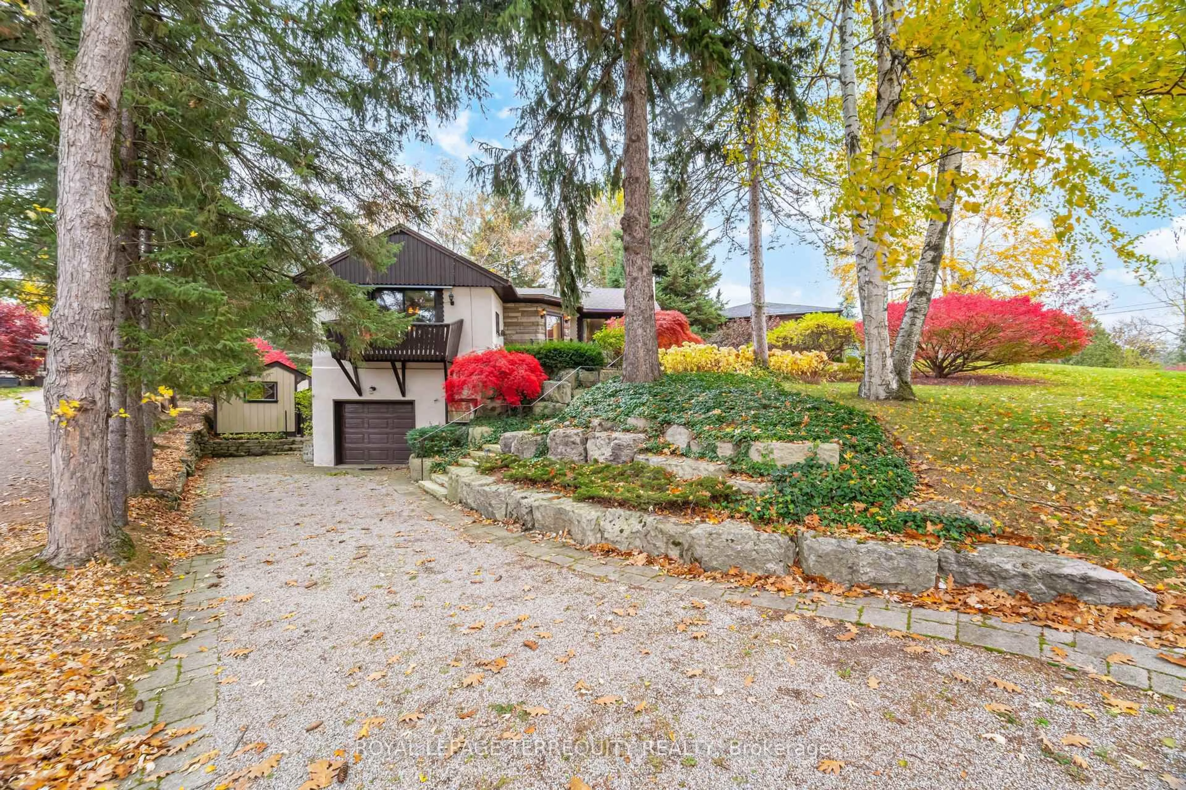 Patio, street for 14 Avon Dr, Hamilton Ontario L9H 3N7