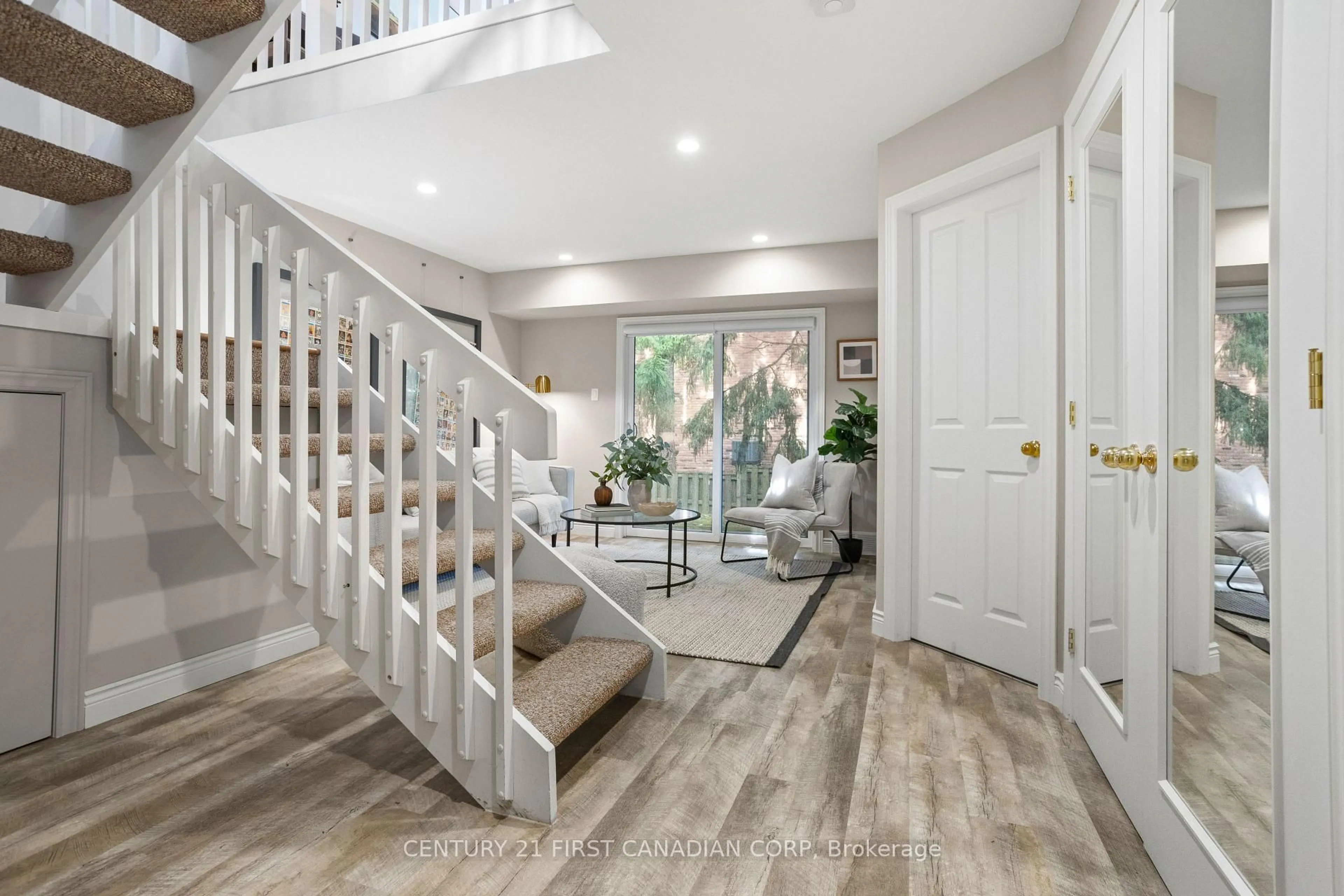 Indoor entryway for 1399 Commissioners Rd #30, London South Ontario N6K 4G9