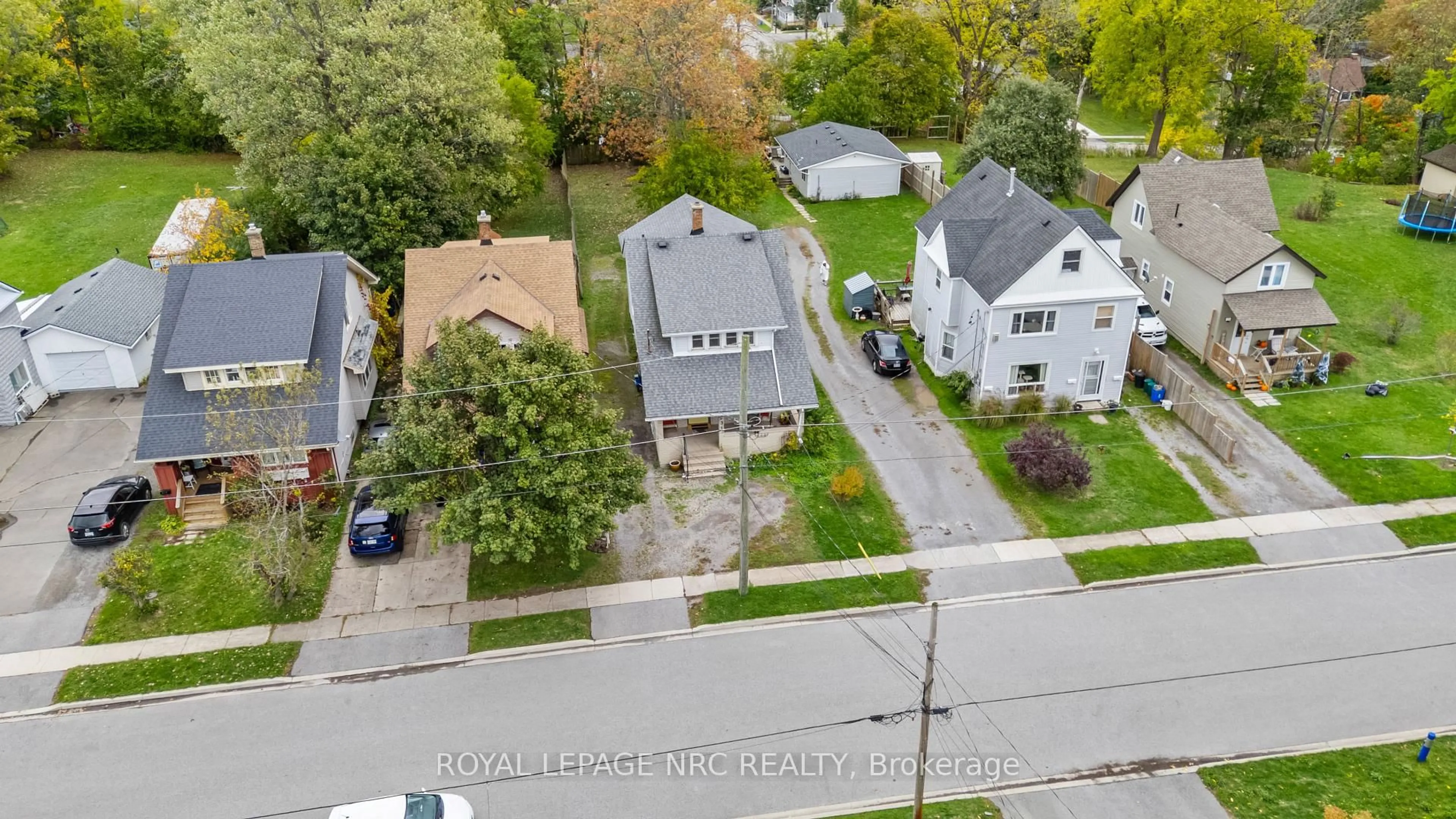 A pic from outside/outdoor area/front of a property/back of a property/a pic from drone, street for 231 STANTON St, Fort Erie Ontario L2A 3N8