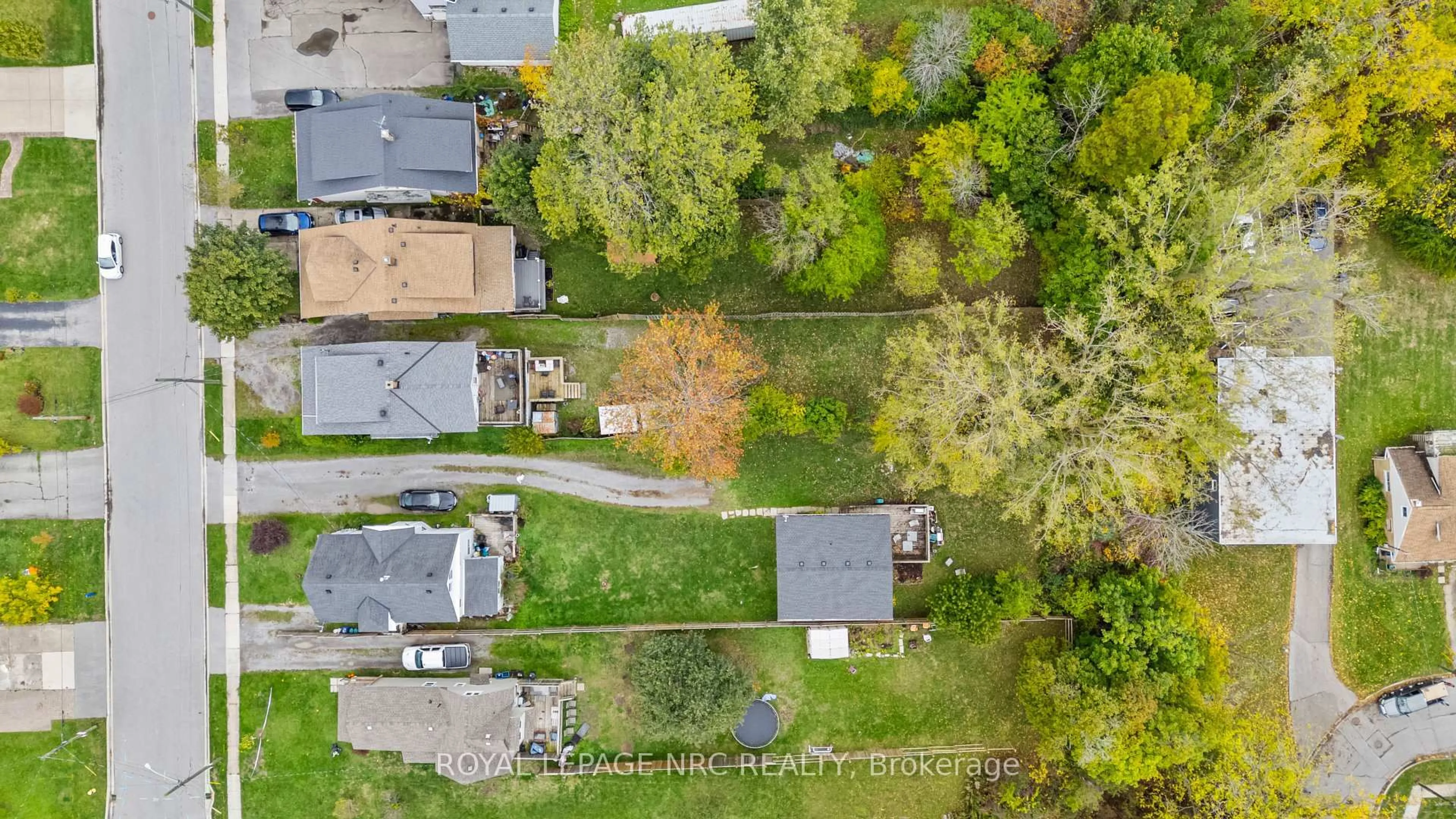 A pic from outside/outdoor area/front of a property/back of a property/a pic from drone, street for 231 STANTON St, Fort Erie Ontario L2A 3N8