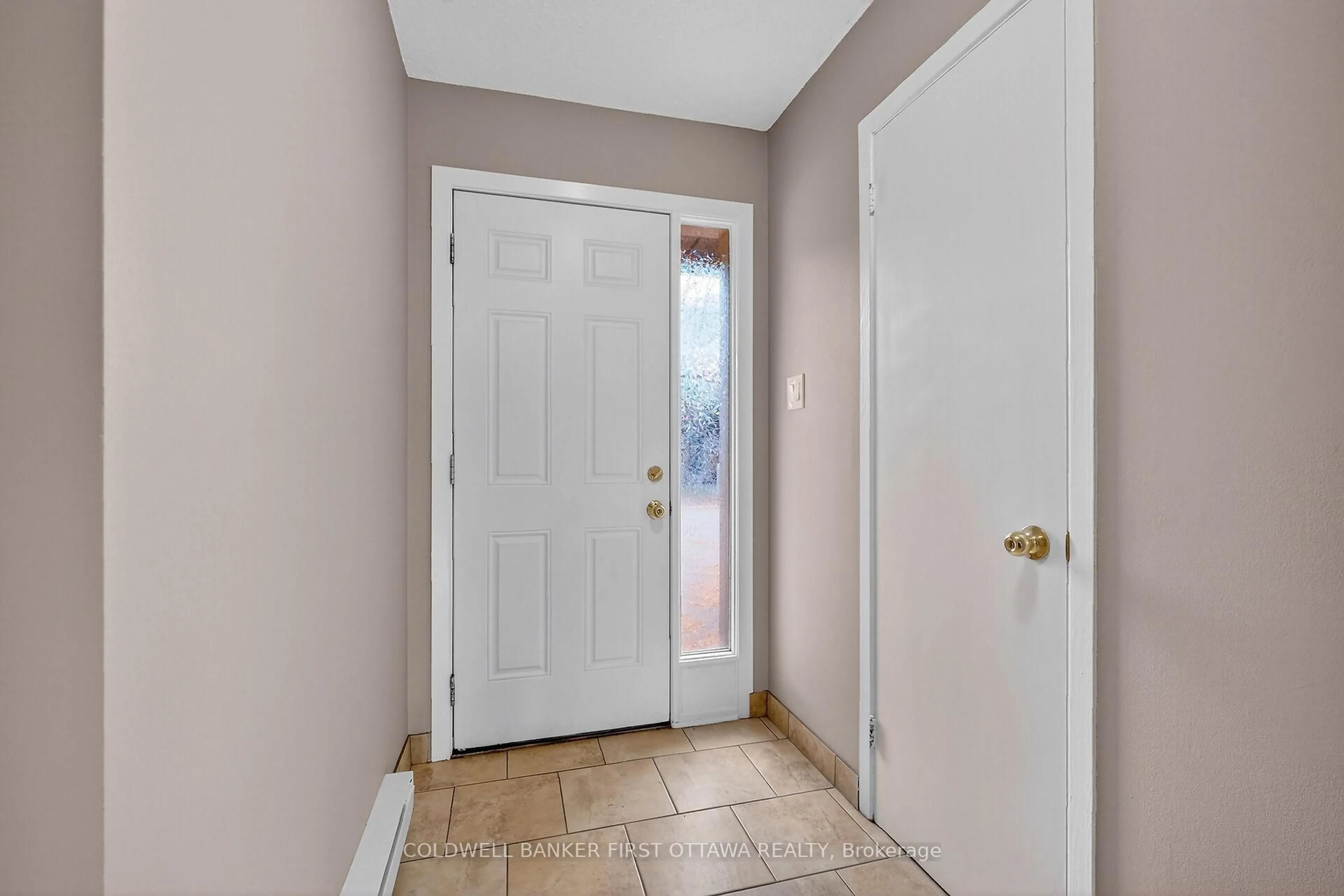 Indoor entryway for 3023 Olympic Way #146, Ottawa Ontario K1T 1Y3